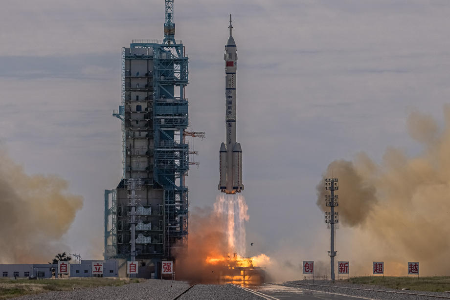 China a lansat prima sa misiune în spaţiu cu echipaj uman după o pauză de aproape cinci ani