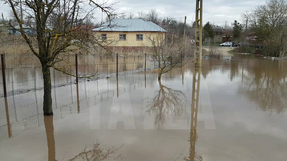 VIDEO/Inundații în Teleorman. Localitatea Drăgăneşti-Vlaşca, lovită a doua oară în câteva zile de o viitură. ”Suntem blestemaţi să trăim aşa!”