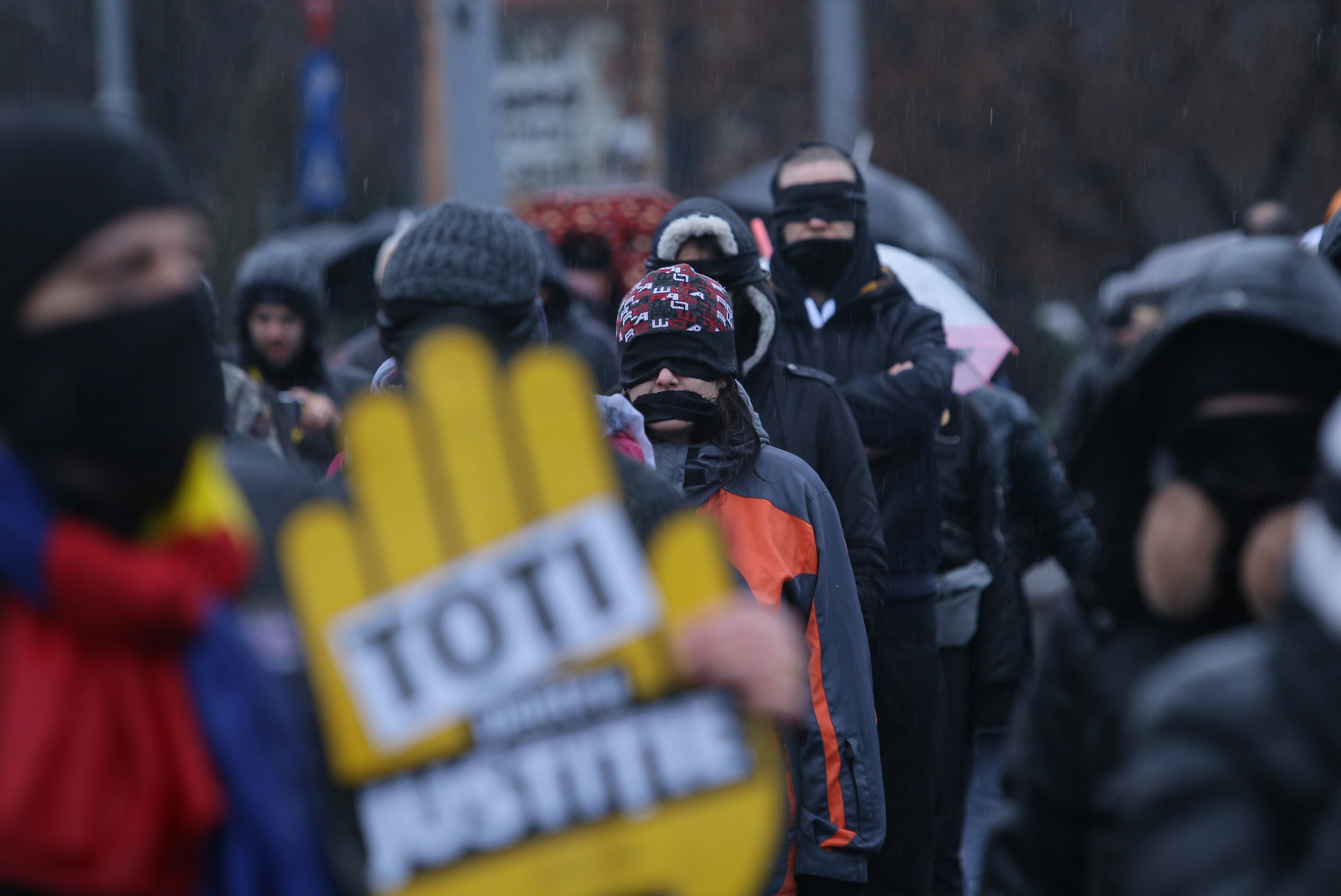 VIDEO/ Oana Pellea și Marius Manole, legați la ochi pentru "noua eră a nepuțintei". Protest mut în Piața Victoriei, duminică 17 decembrie