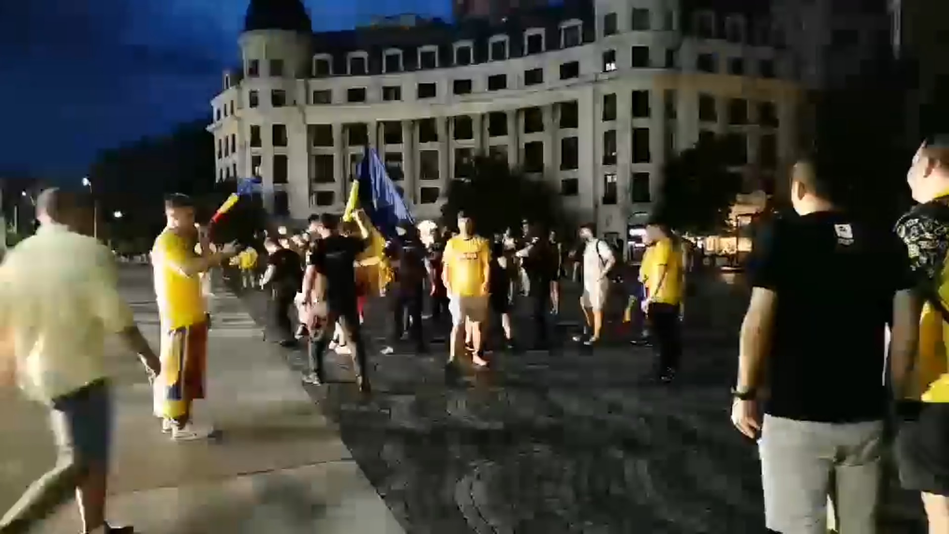 Incidente în Piața Universității, după România-Olanda 0-3. Jandarmii au reținut 3 persoane