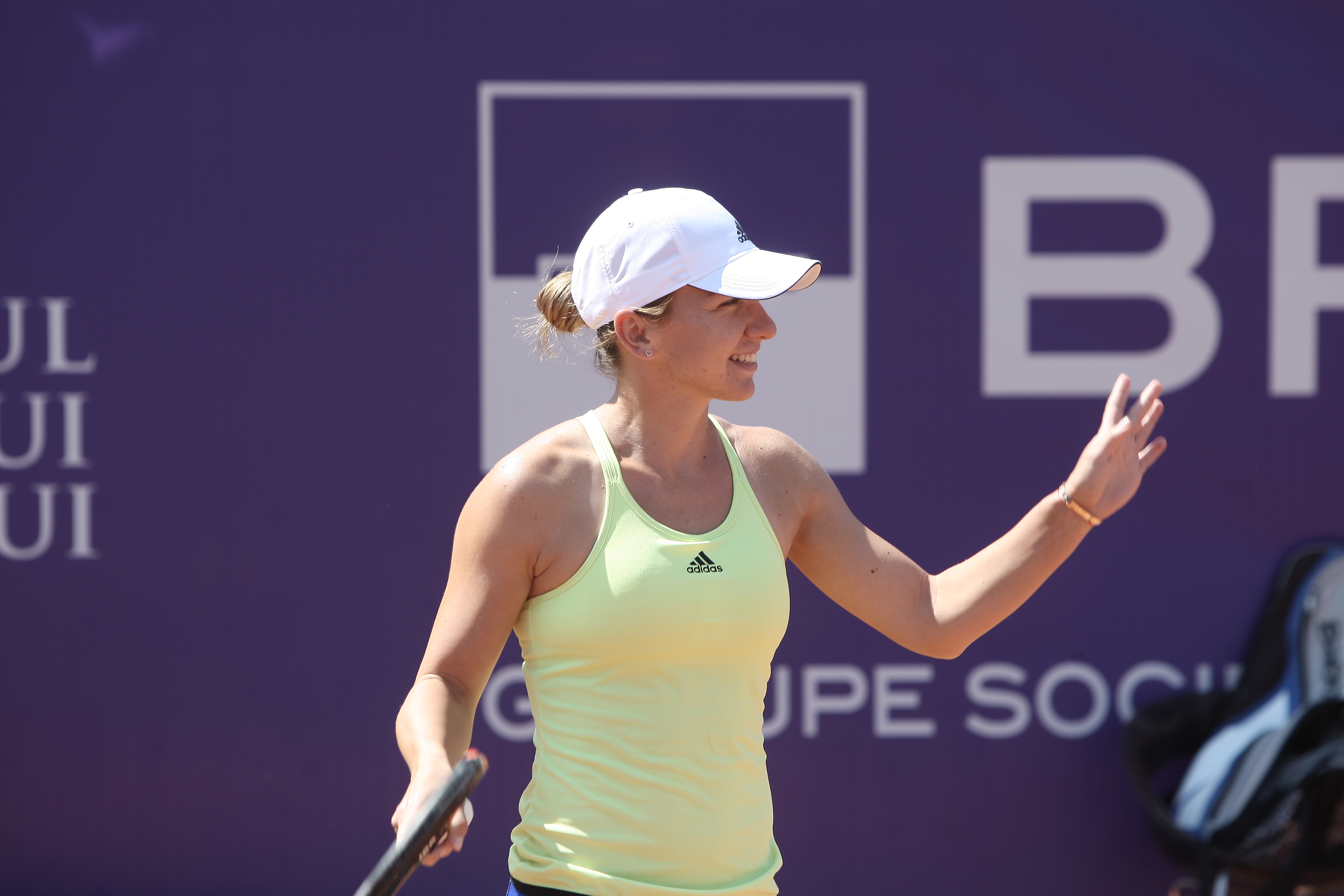 Simona Halep a făcut schimburi de mingi cu peste 100 de copii. Numărul trei mondial WTA a petrecut peste o oră și un sfert pe zgura de la Arenele BNR / ^GALERIE FOTO