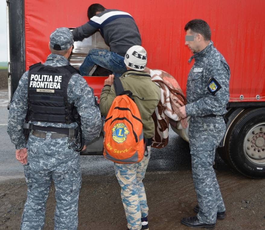 Trei imigranți din Afganistan s-au speriat când au ajuns în România și au vrut să fugă! GALERIE FOTO