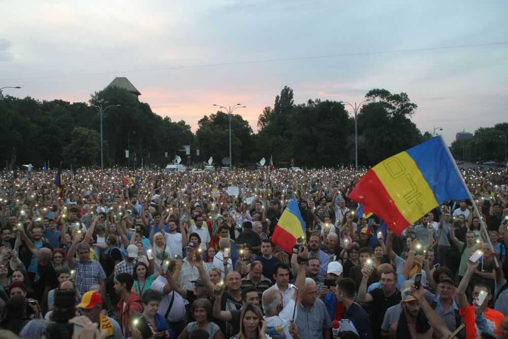 FOTO&VIDEO/ Câteva mii de persoane au protestat în Piața Victoriei, joi seară