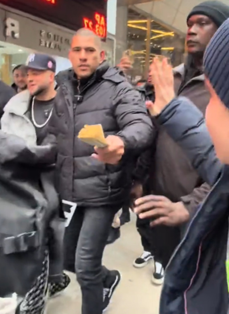 Român „lovit” de noroc pe stradă în SUA. Ce a primit după ce a ridicat mâna la un campion din UFC: „Avea datorie la tine”