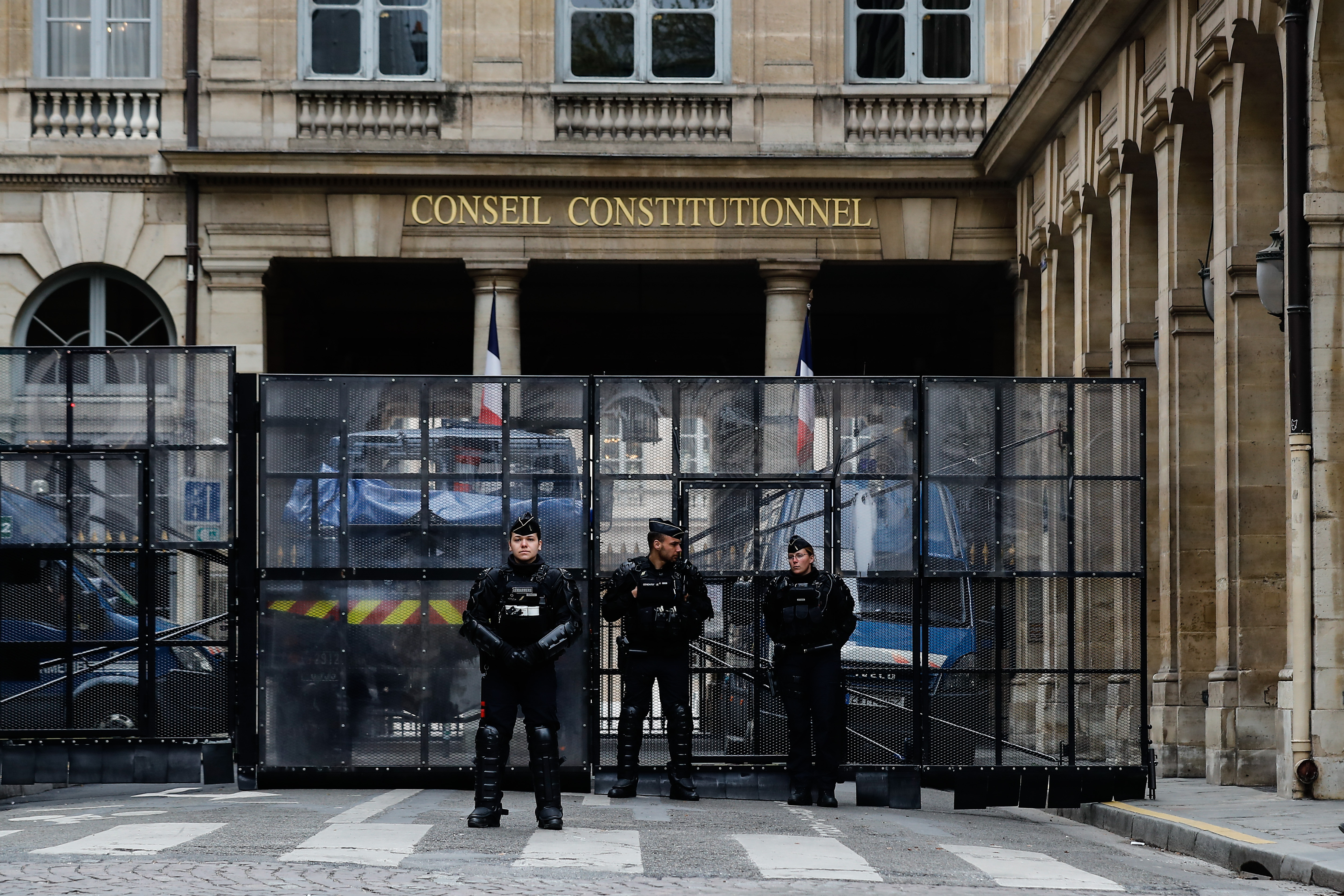 Macron a promulgat rapid legea care crește vârsta de pensionare, în ciuda protestelor, după ce a primit undă verde de la Consiliul constituţional