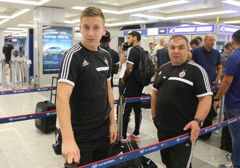 Sârbii de la Partizan s-au delectat înaintea meciului cu Steaua răsfoind reviste cu femei sexy. Ce frumuseți au în delegație! / VIDEO