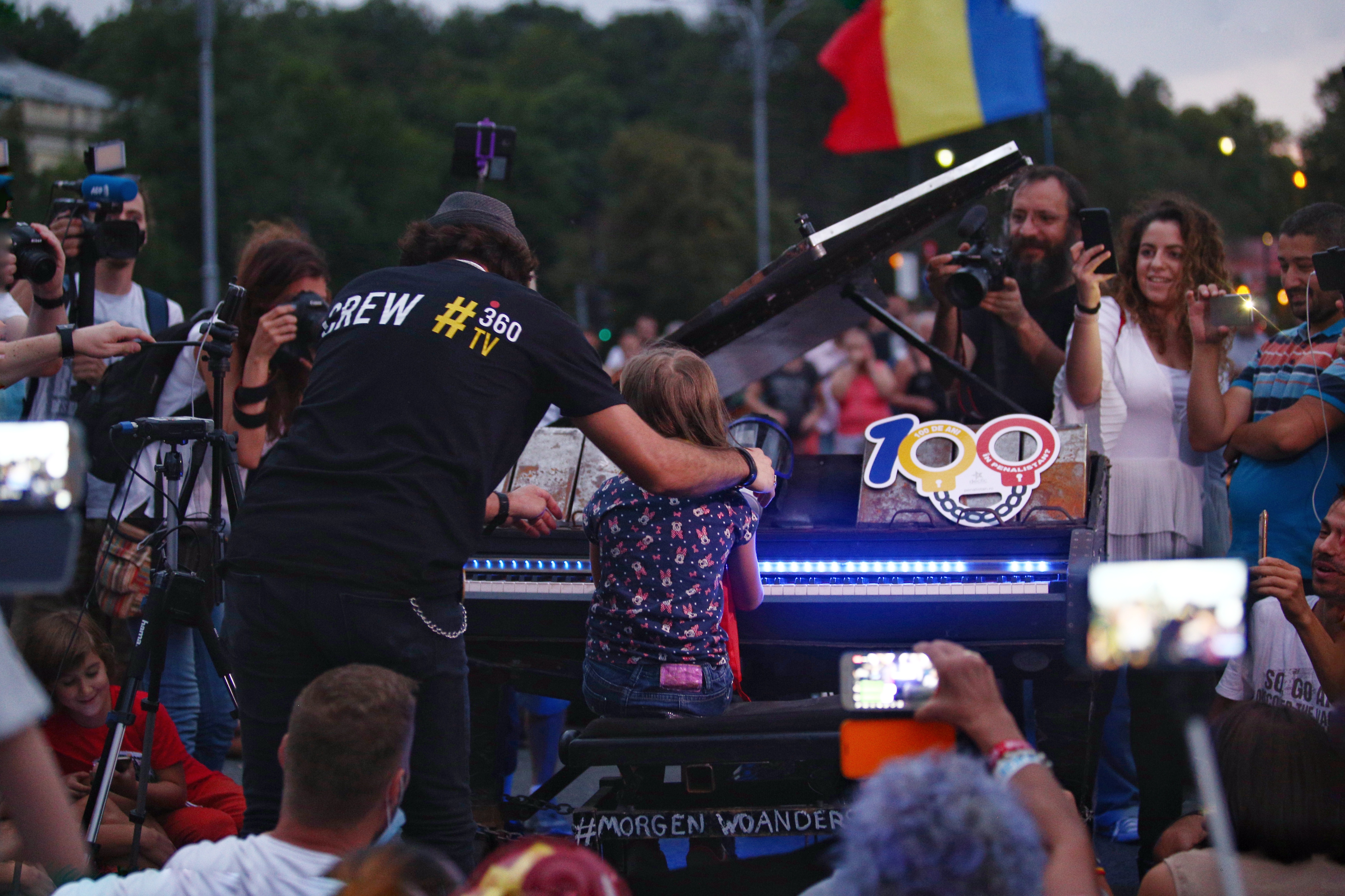 VIDEO/ Protest intitulat „Gust de libertate”, în Piața Victoriei. Moment emoționant oferit de pianistul Davide Martello / GALERIE FOTO