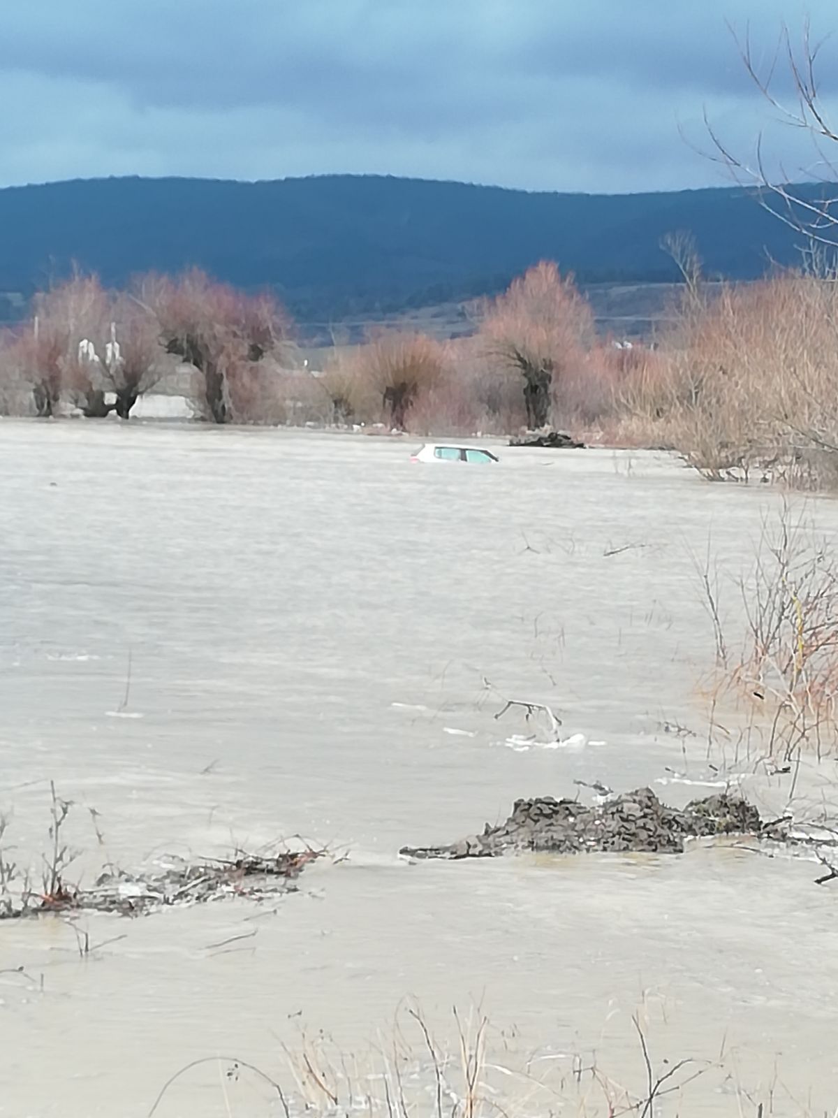 FOTO&VIDEO/ Inundațiile din județul Brașov au afectat peste o sută de gospodării, terenuri şi locuinţe. Cursuri suspendate în patru școli