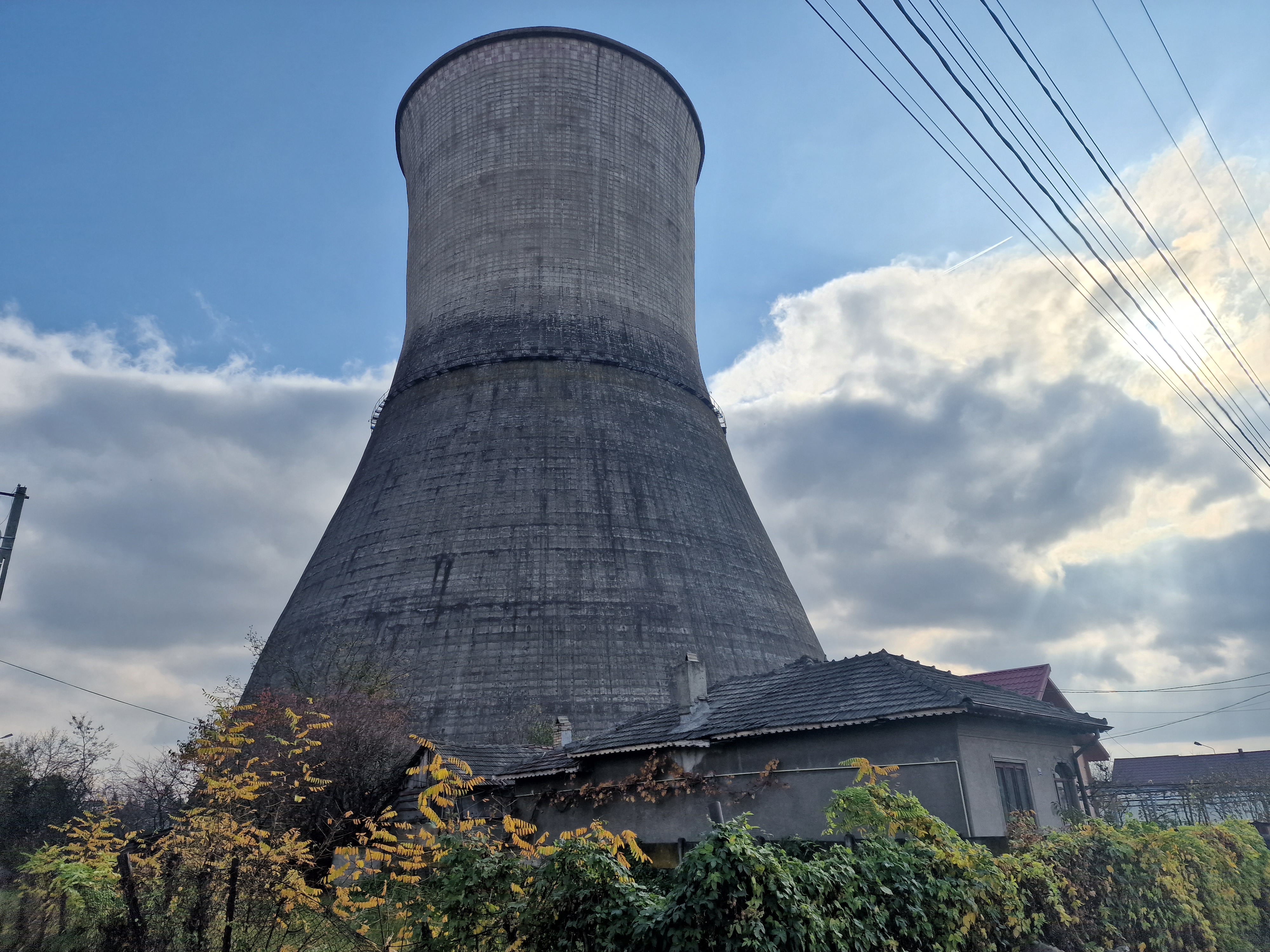„O să ne zboare pe toţi de aici!”. Locuitorii din Doiceşti au aflat din întâmplare de demolarea turnurilor de peste gard, unde se ridică minicentrala nucleară