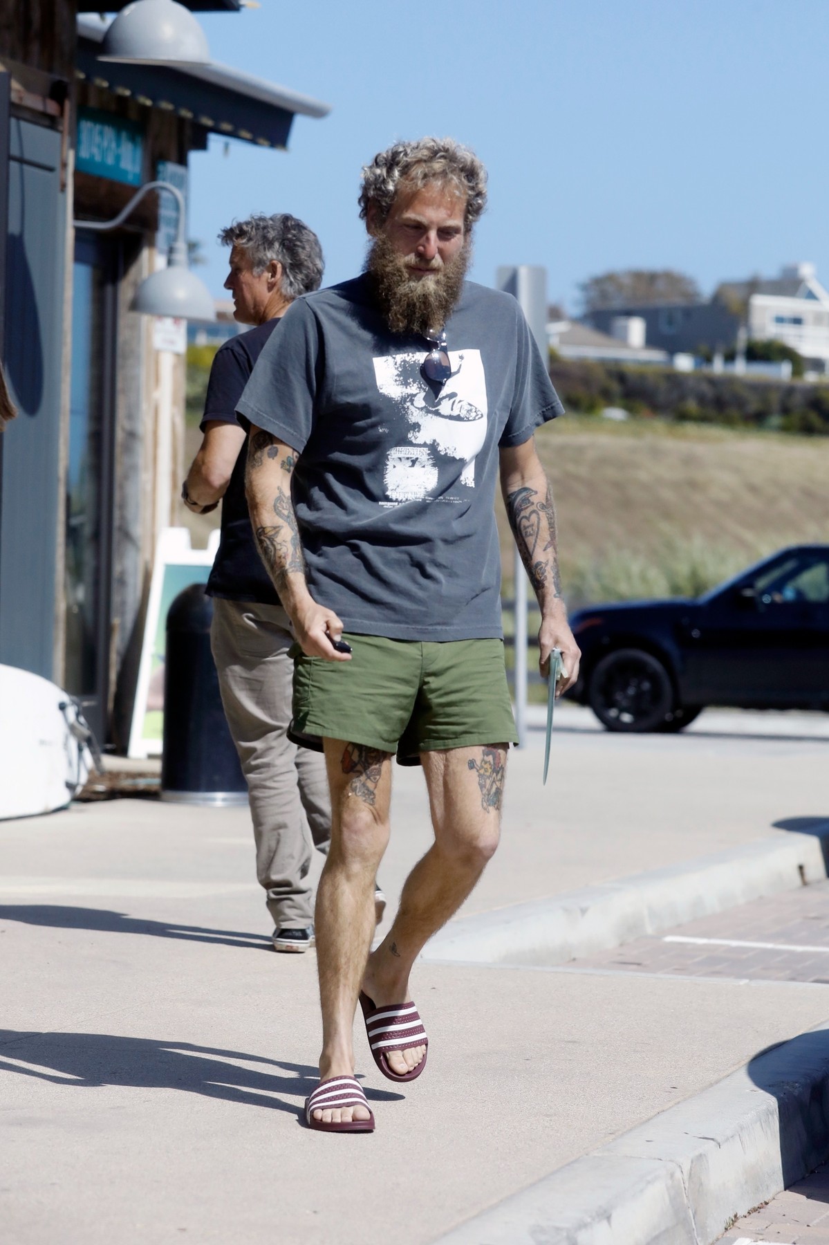 Jonah Hill a ajuns de nerecunoscut. A fost fotografiat în pantaloni scurți și nebărbierit de luni bune, după ce a slăbit colosal