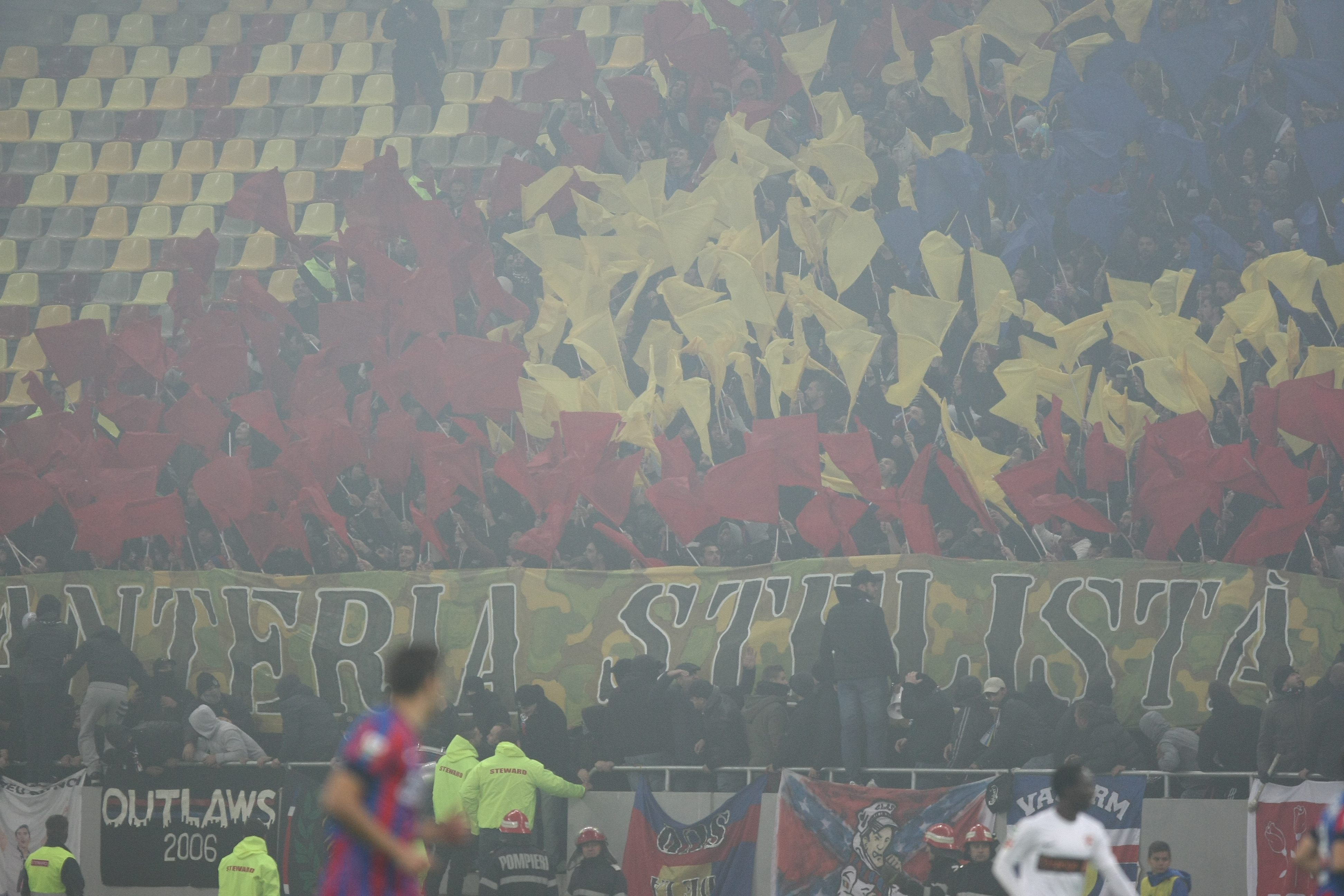 GALERIE FOTO&VIDEO / Atmosferă incendiară la derby. Coregrafii spectaculoase ale celor două galerii