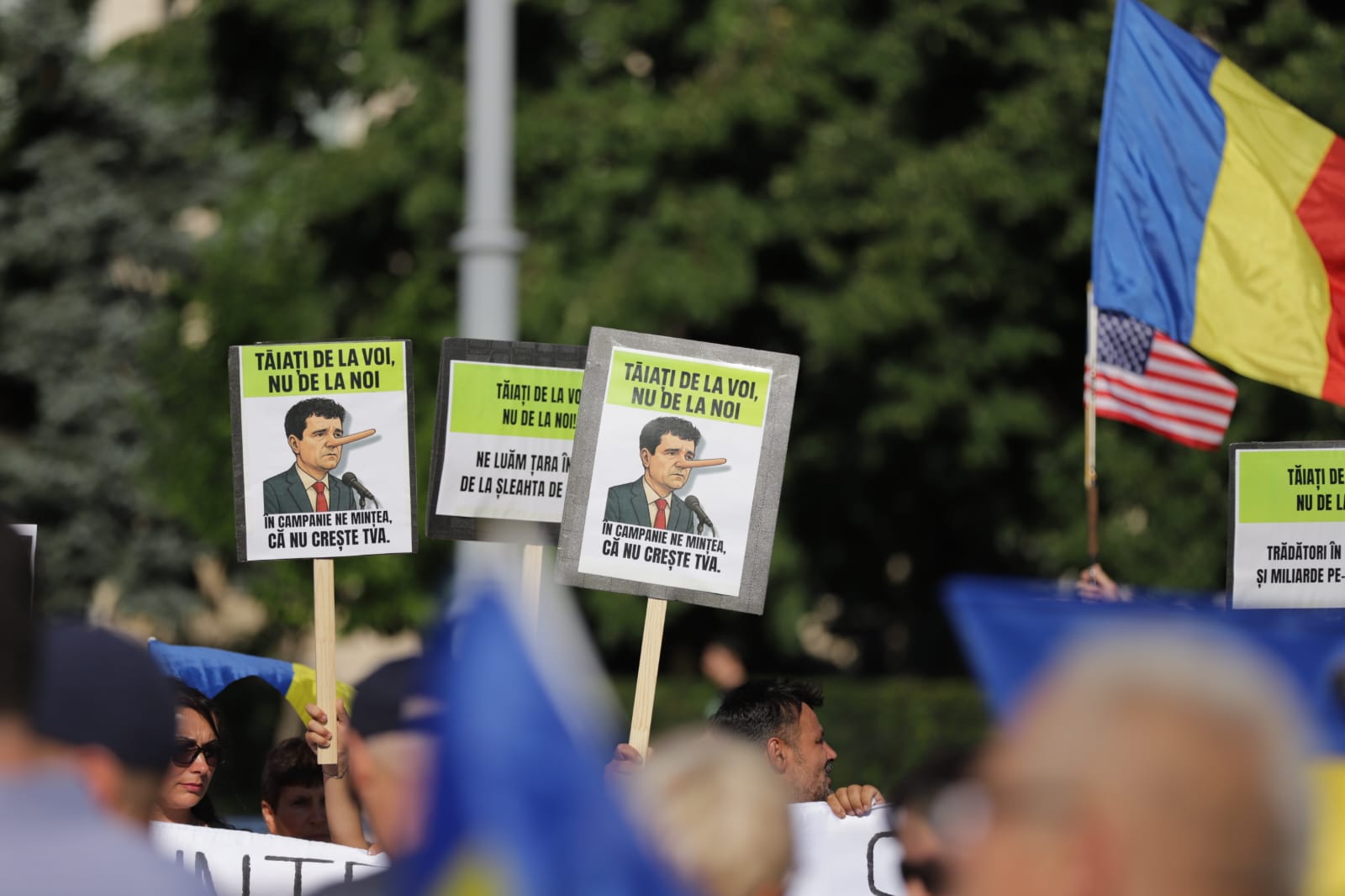 Susținătorii lui Călin Georgescu protestează în Piața Victoriei după majorarea TVA și își strigă nemulțumirile pe versurile unei melodii: „Tăiați de la voi, nu de la noi”
