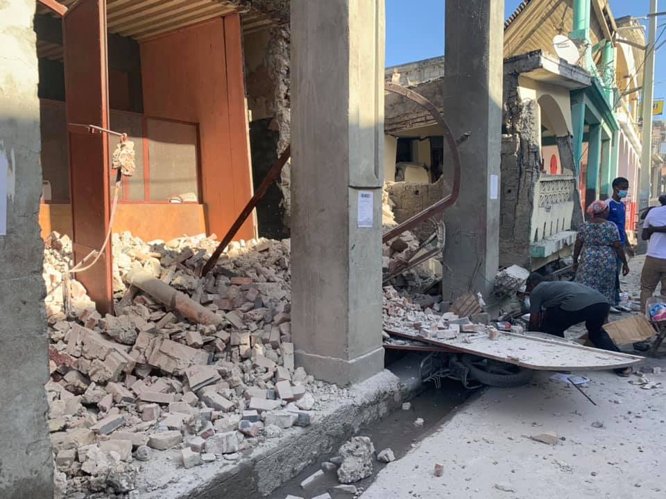 Bilanțul seismului din Haiti a urcat la aproape 1.300 de morți. Sute de oameni, încă dispăruți