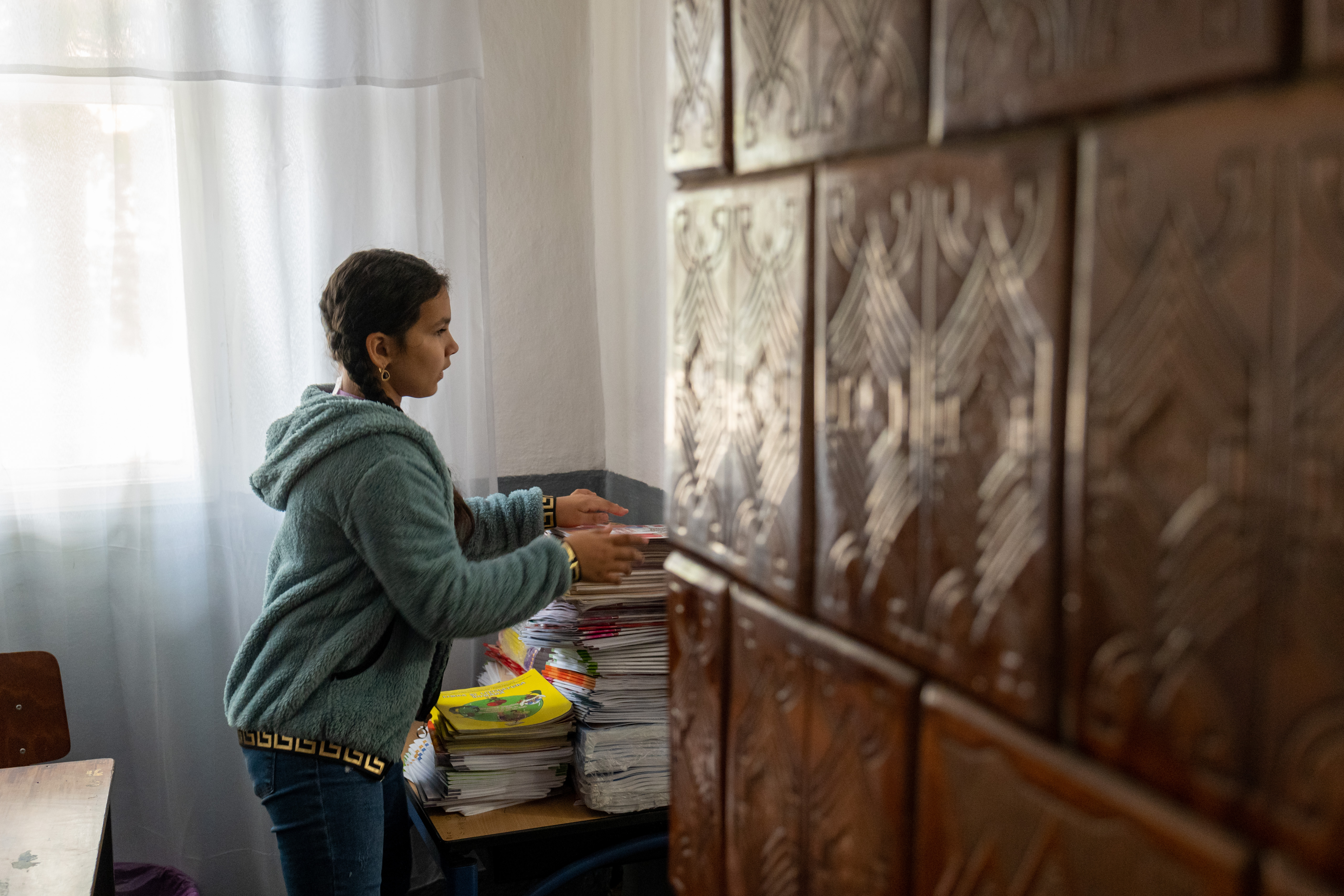 REPORTAJ. Cum a început anul școlar pentru elevii dintr-un sat din nordul Moldovei: romii învață în casă de chirpici, cu WC-ul în curte, românii, în școală cu toalete moderne