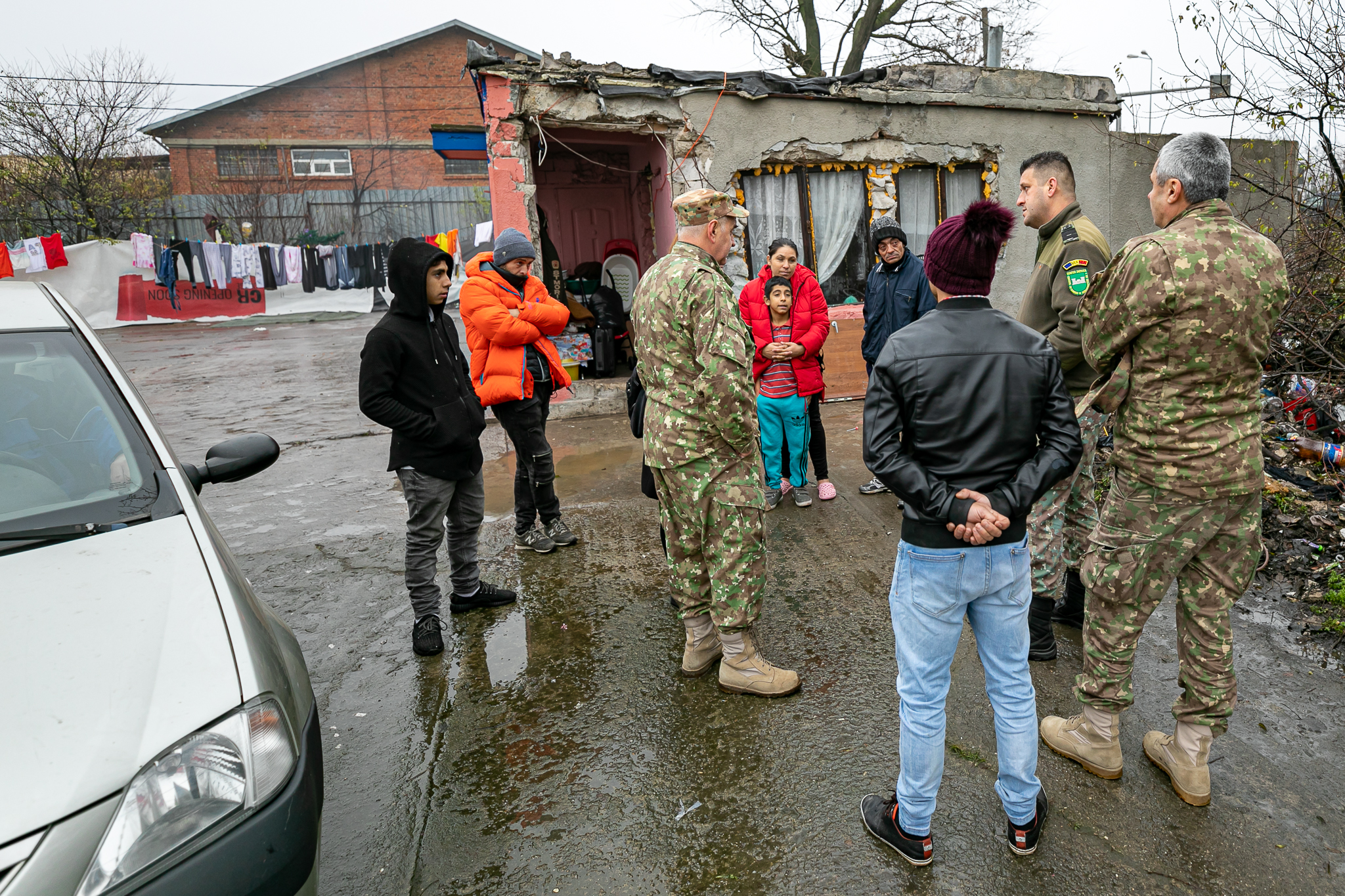 Armata s-a răzgândit: familia cu opt copii poate să rămână peste iarnă în cazarma părăsită