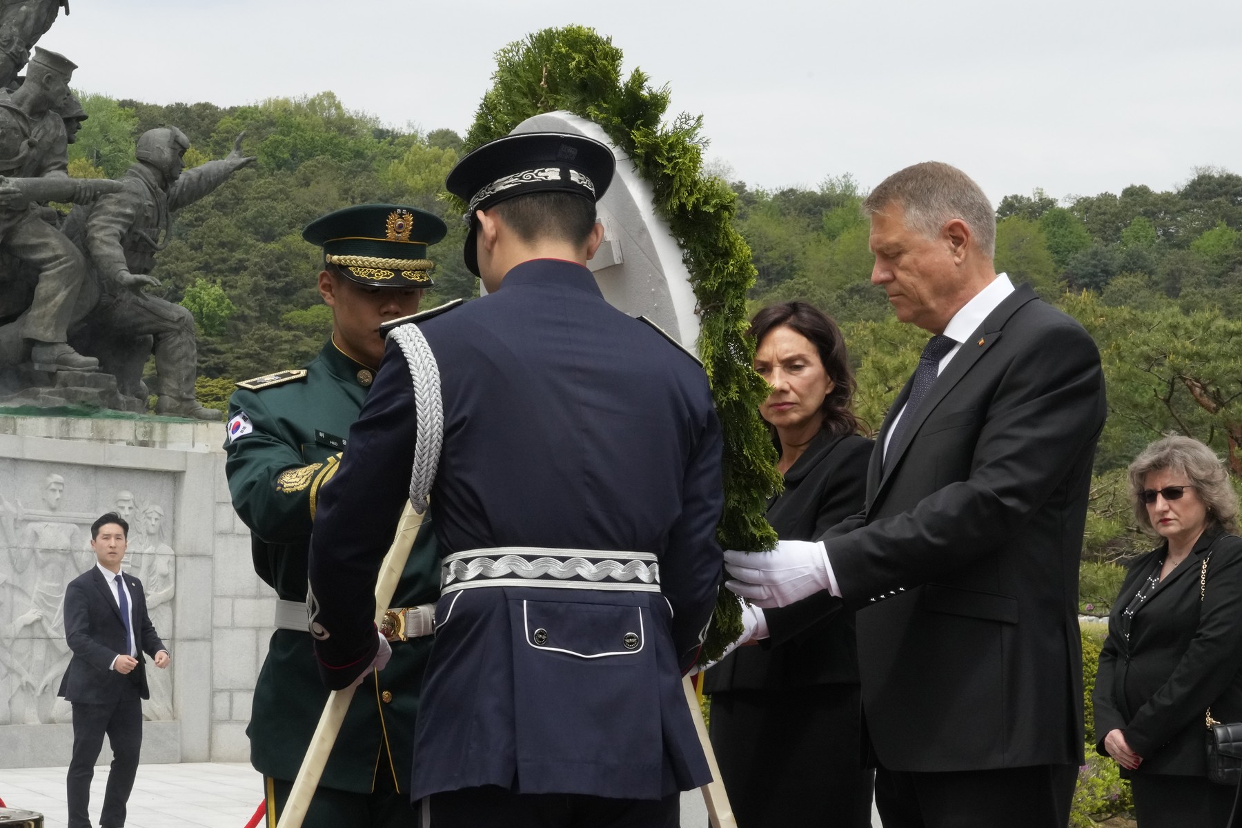 Cum și-a ales Carmen Iohannis ținutele pentru vizita în Coreea de Sud. Designerul a dat-o de gol: „Ea iubește culorile simple”