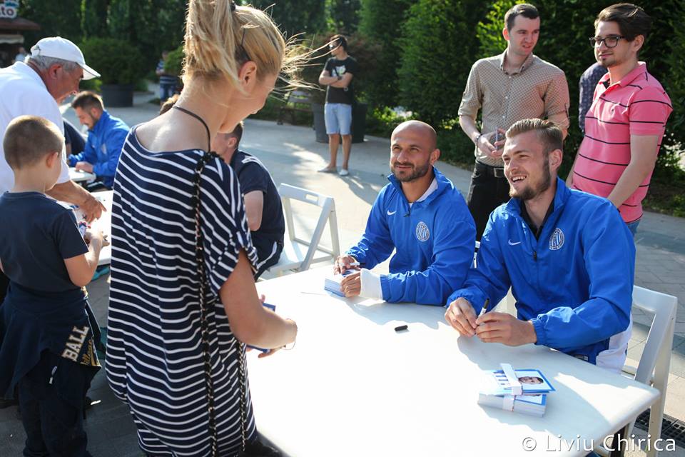 Ieșenii au făcut o sesiune de autografe înaintea meciului cu Steaua / GALERIE FOTO