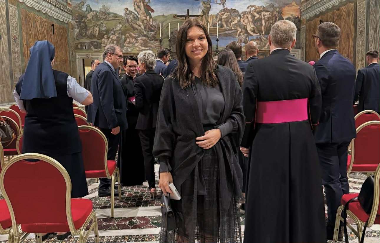 Apariția Simonei Halep într-o rochie roșie, cu spatele gol. Cât costă ținuta elegantă, la care a asortat o geantă de peste 10.000 de euro