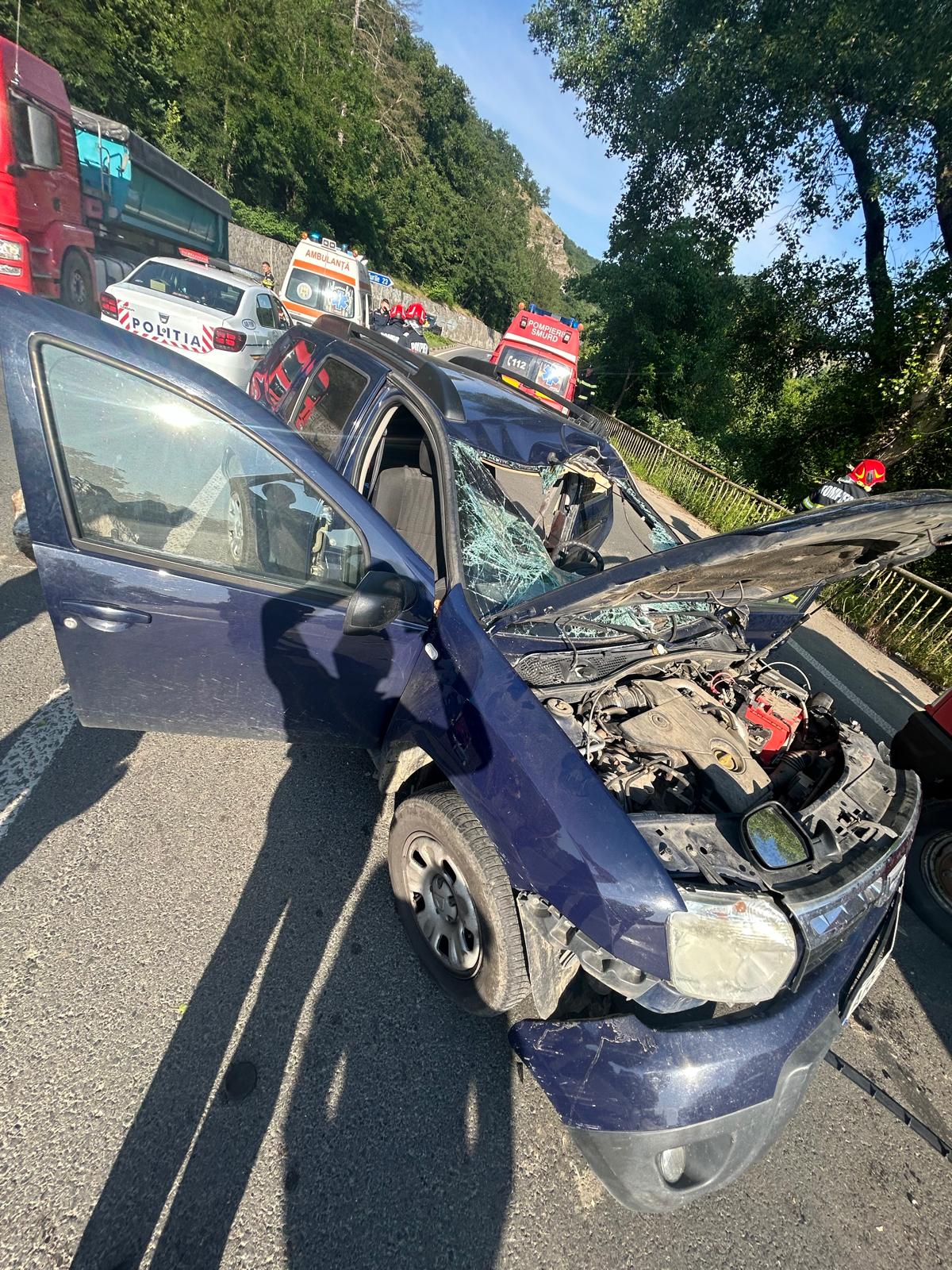 Consilier judeţean din Arad, rănit grav după ce mașina lui a fost lovită de un bolovan care a căzut de pe versant
