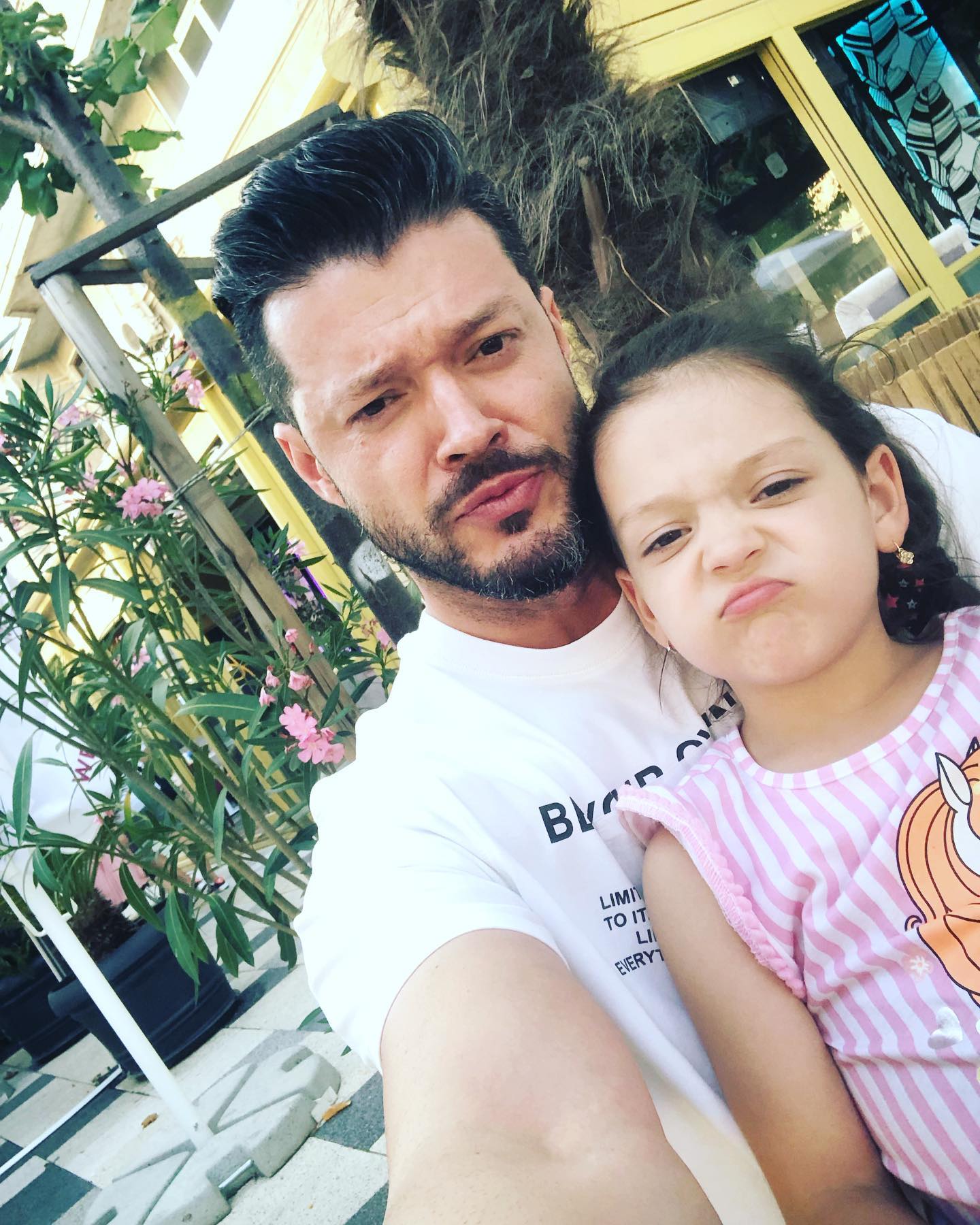 Victor Slav și-a luat fetița de la Bianca Drăgușanu și au plecat în vacanță. Prezentatorul s-a împăcat cu fosta iubită