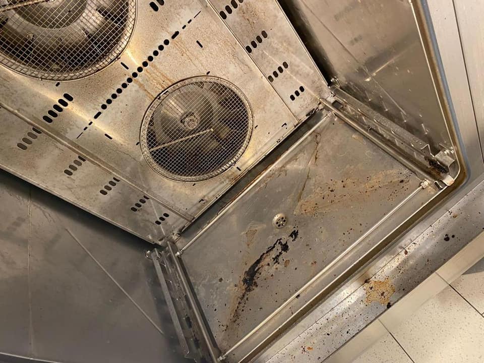 Produse expirate, mizerie și gândaci. Ce au găsit inspectorii ANPC în mai multe supermarketuri din Ploieşti
