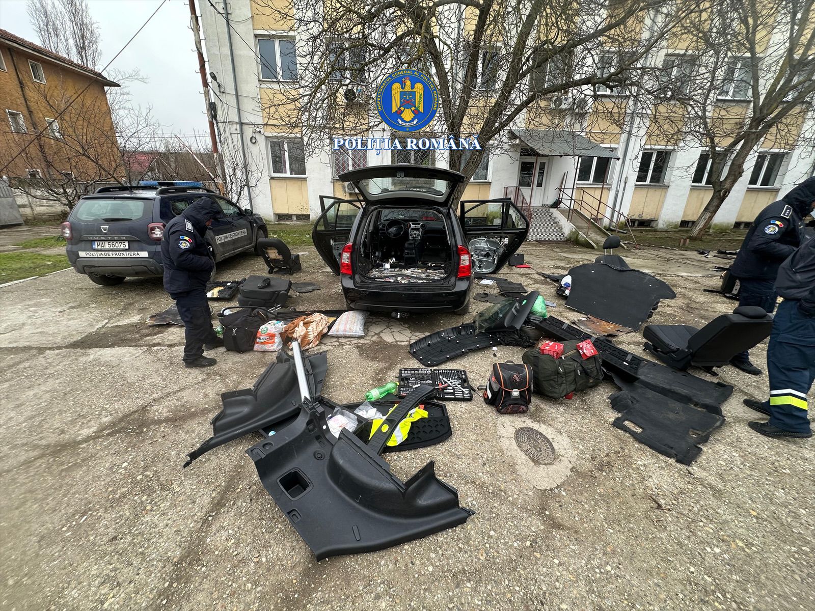 Un șofer a ascuns 8 metri pătrați de pachete cu țigări într-o Dacia Duster, la Roșiorii de Vede