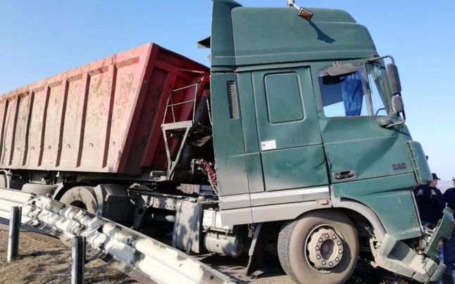 Două TIR-uri s-au ciocnit în Hunedoara. A fost nevoie de intervenția pompierilor de la descarcerare. Cum arată locul accidentului |FOTO