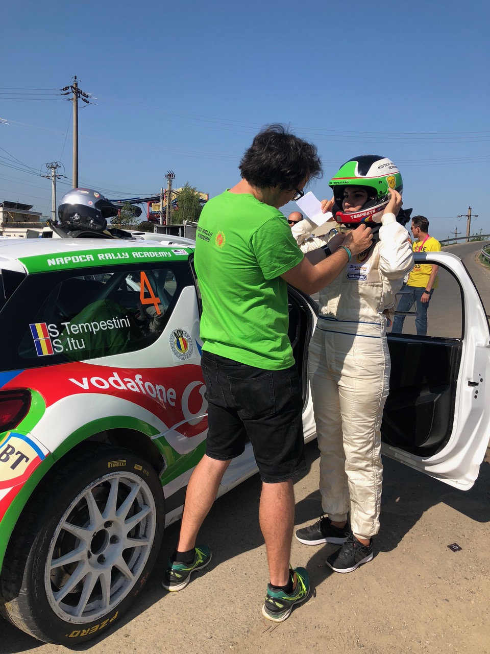 Diana Belbiță de la Exatlon s-a apucat de alt sport!” Prințesa războinică” i-a purtat noroc pilotului de raliu Simone Tempestini, care a câștigat etapa a doua din CN