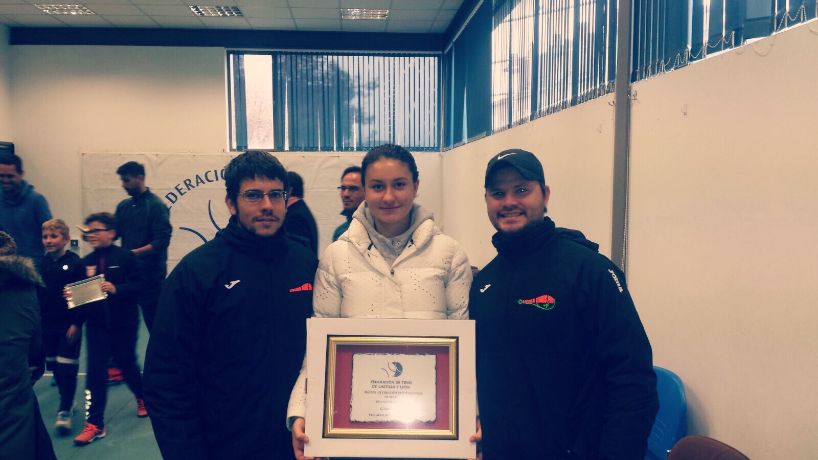 Ioana Loredana Roșca, câștigătoarea probei de dublu junioare la Roland Garros 2014, luptă ca să poată juca tenis. E studentă, a lucrat barmaniță în Spania și strânge bani pe internet