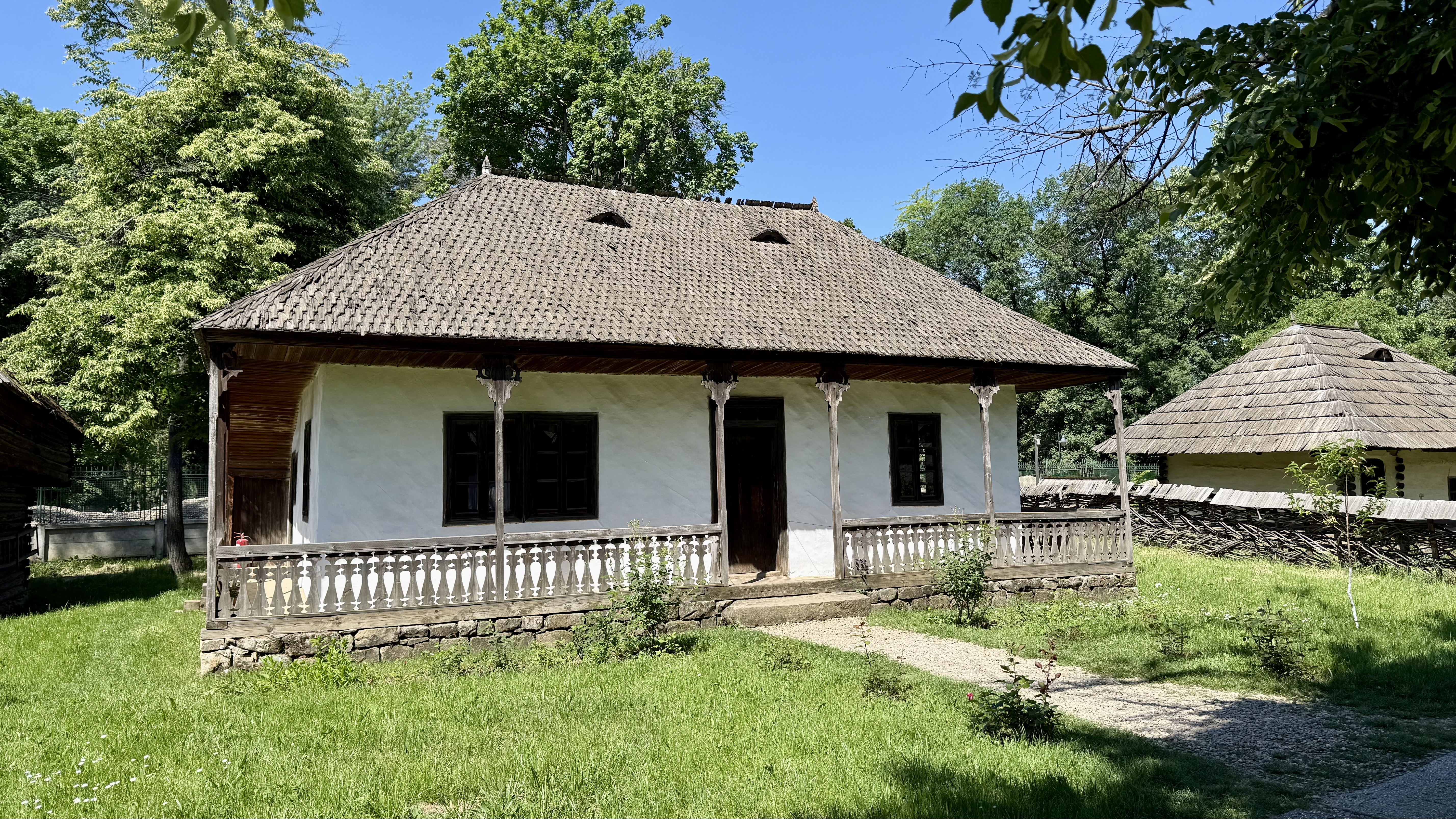 Patru meșteri din Maramureș refac, ca acum un secol, o casă din inima Bucureștiului: „Asta-i istoria! Facem totul manual, ca pe vremuri”