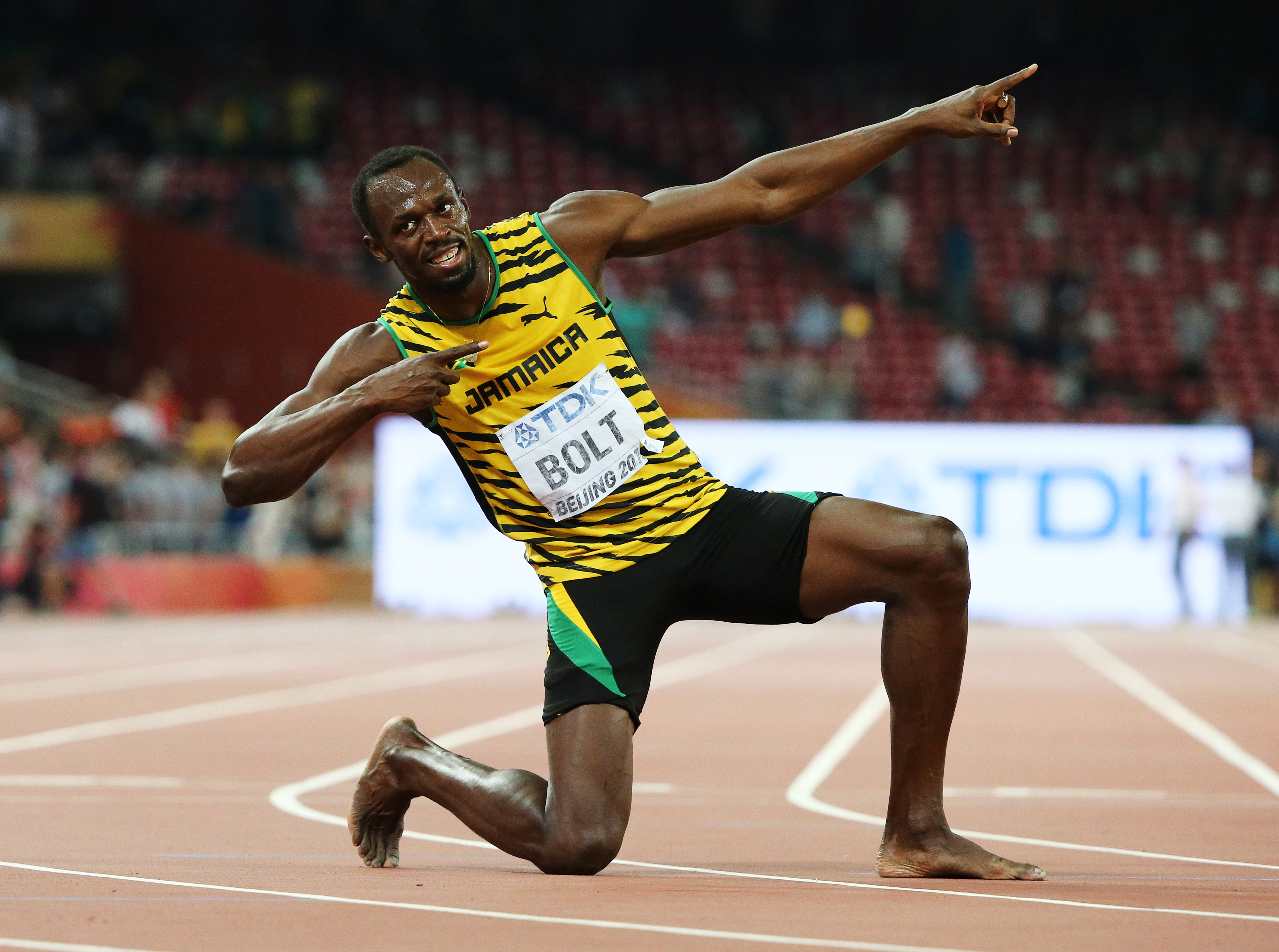 ”Fulgerul” Usain Bolt a fost doborât de un cameraman, după ce a câștigat și cursa de 200 de metri / VIDEO