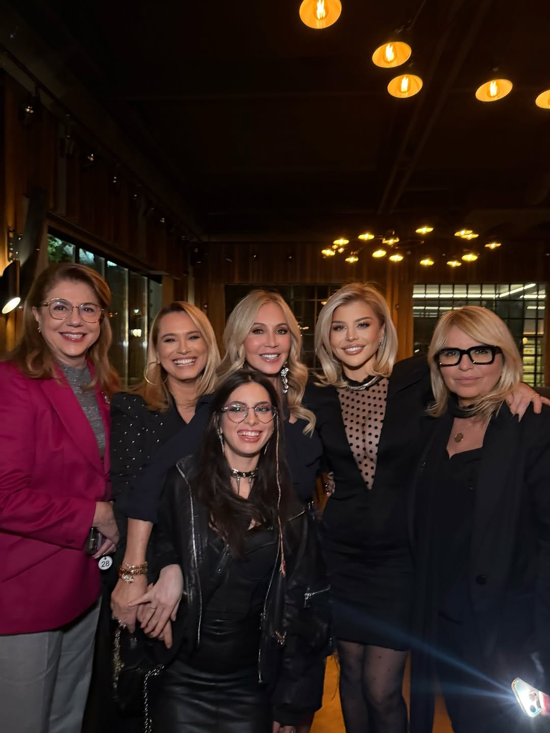 Anastasia Soare și Loredana Groza, show neașteptat la un eveniment din România: „Mă las de sprâncene și mă apuc de cântat!”