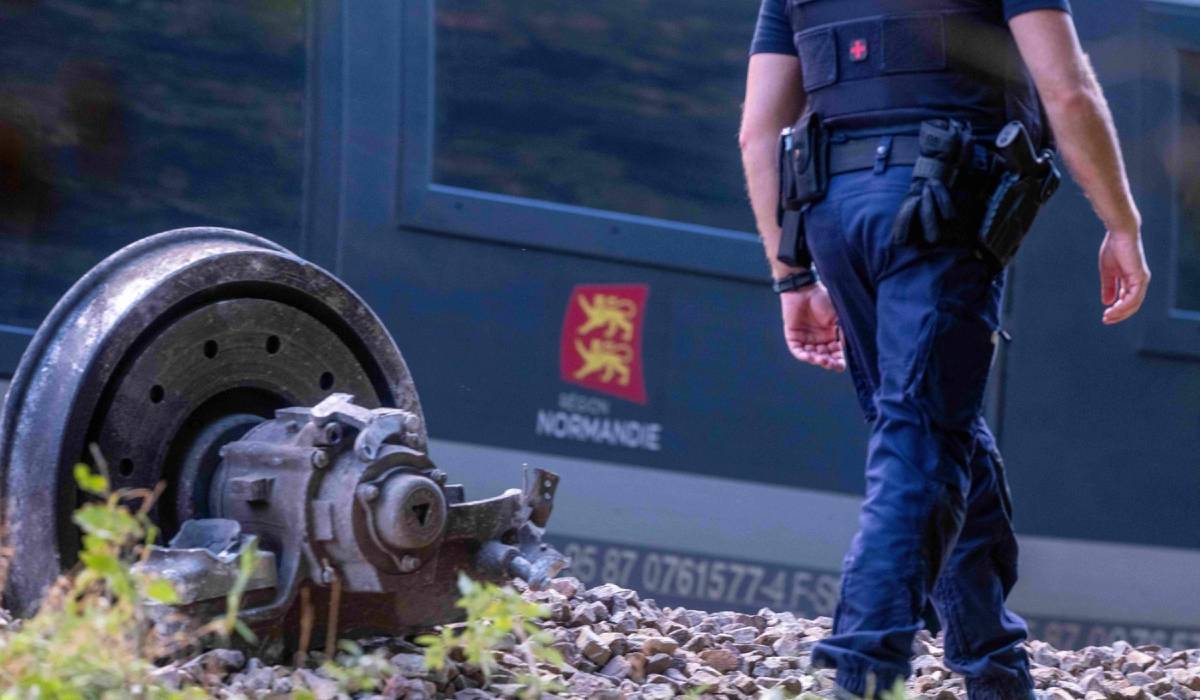 O șină de până la 300 kg ar putea fi cauza deraierii trenului cu 186 de oameni din Franța. Cum a ajuns pe calea ferată