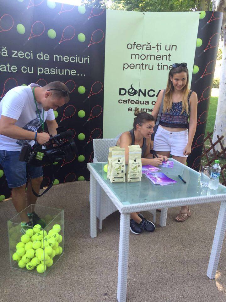 Simona Halep a dat autografe la BRD Bucharest Open GALERIE FOTO