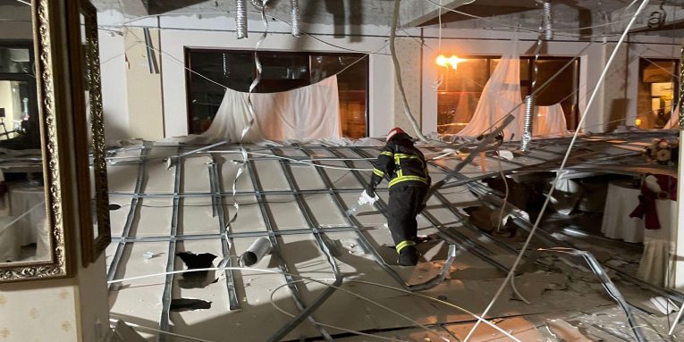 Tavanul unui restaurant a căzut peste mese, într-un restaurant din Brăila în care se aflau zeci de oameni