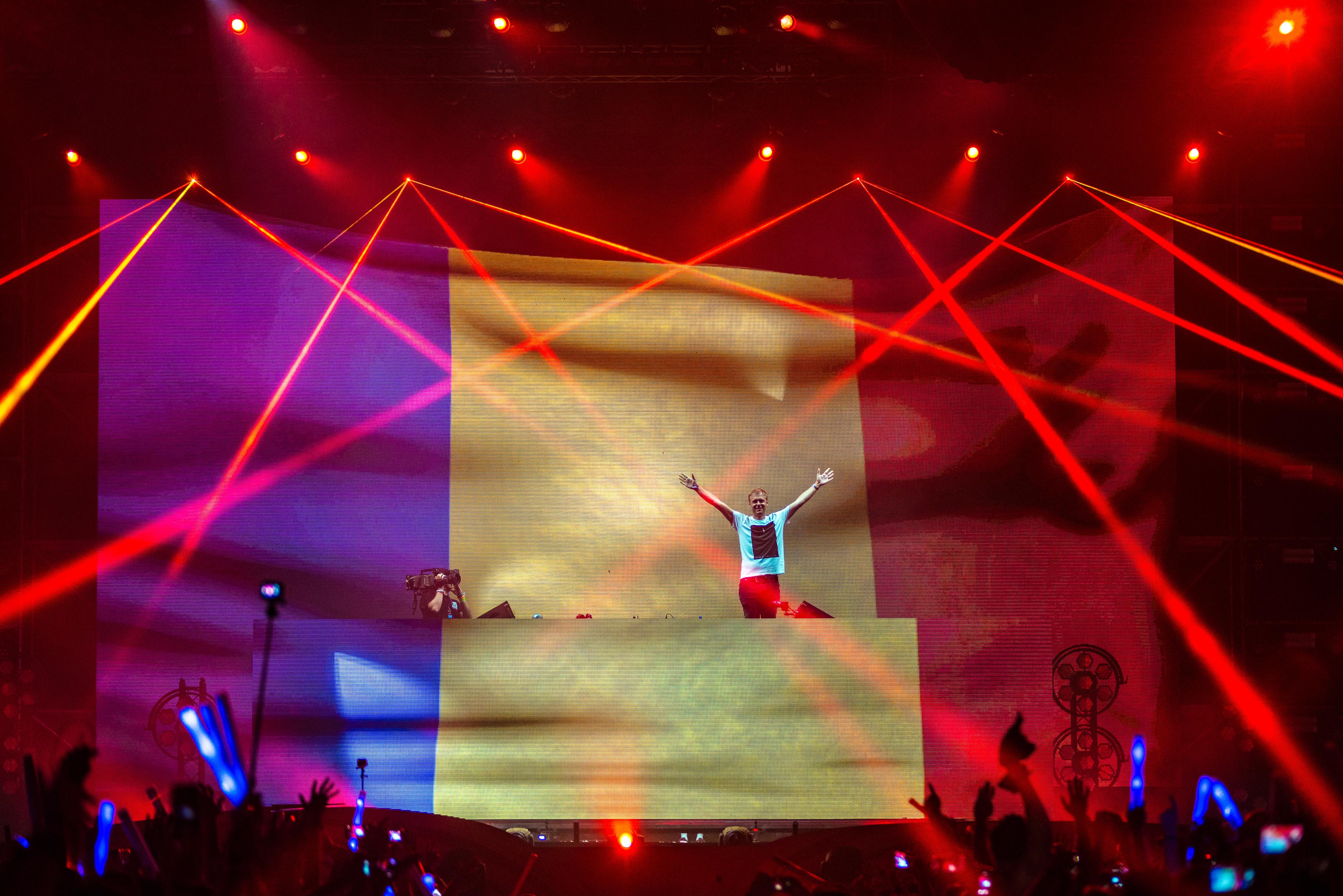 A treia zi la Untold 2017. Armin van Buuren a mixat până când a rămas fără curent