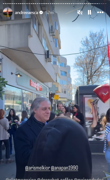 Andreea Esca a împărțit flori de 8 Martie. Vedeta a ieșit în stradă alături de echipa ei
