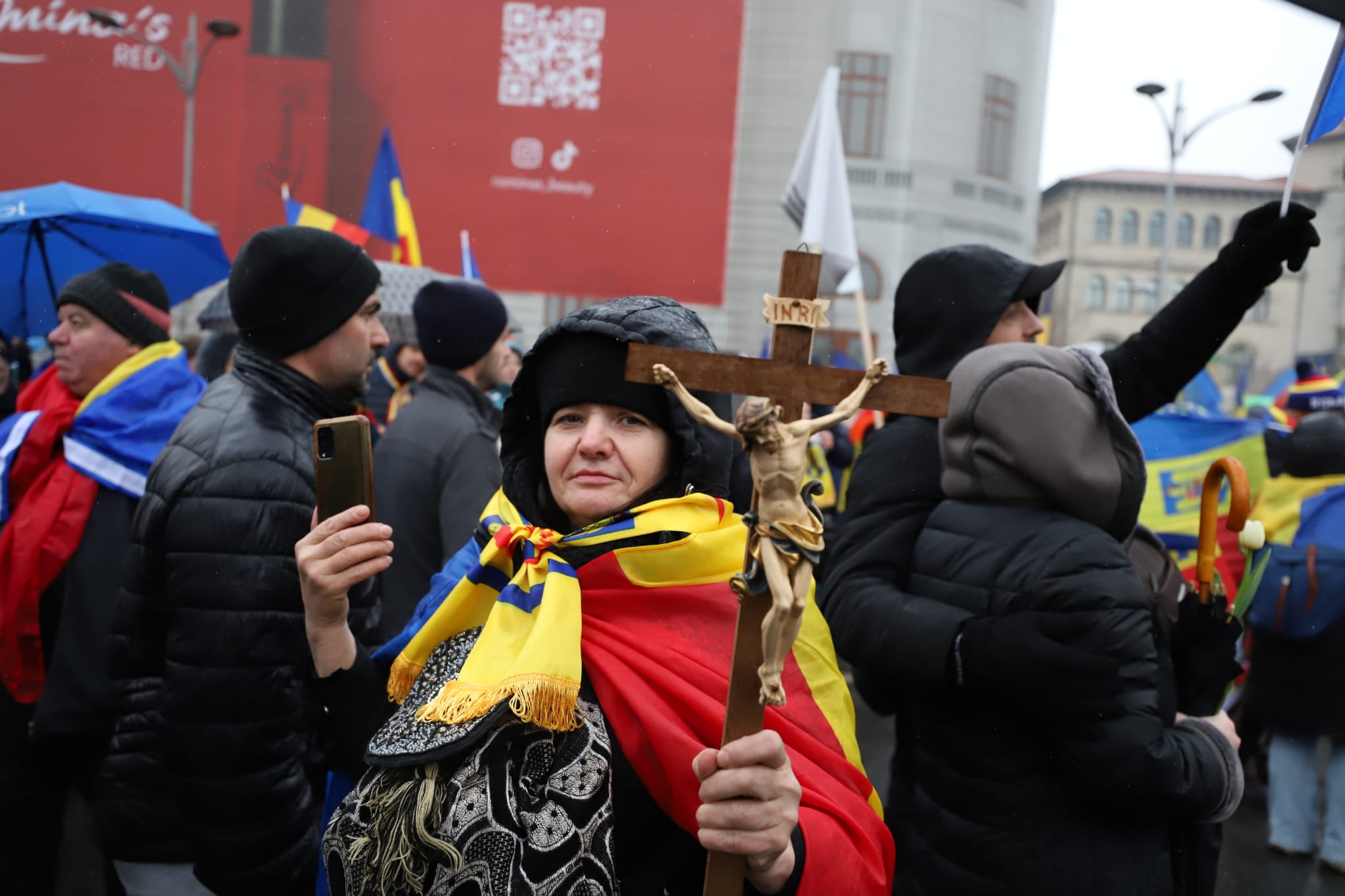 Străzi închise de poliție în ultima clipă în București, în timpul mitingului anunțat de AUR pe 1 martie