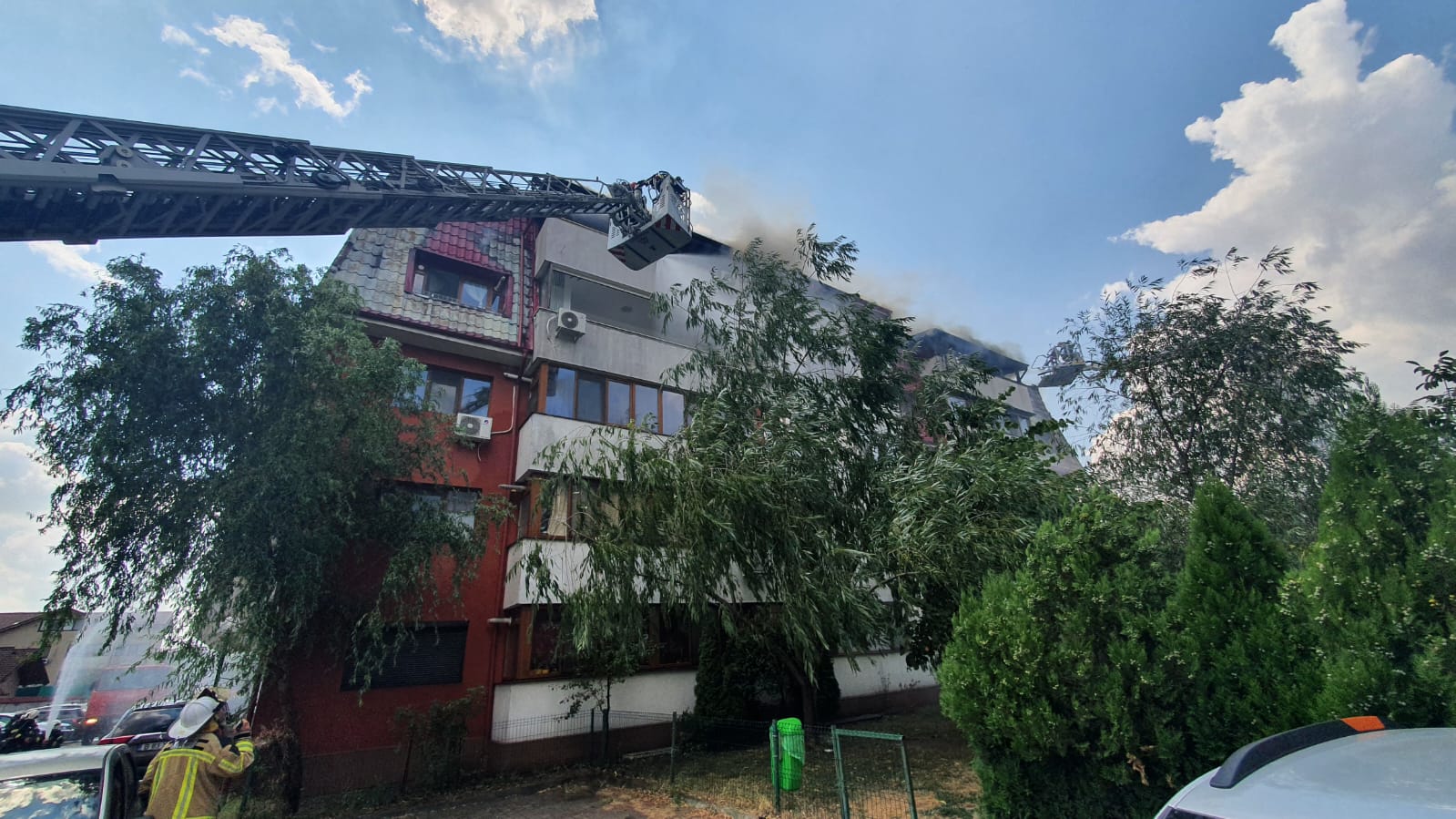 Incendiu la mansarda unui bloc din orașul Popeşti-Leordeni. „Deocamdată, nu avem informații despre pagube”