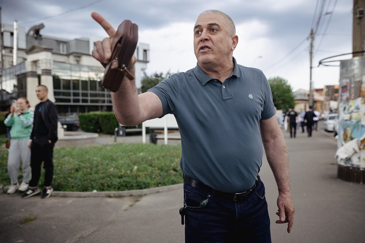 EXCLUSIV FOTO - VIDEO Cum să te adăpostești de drone în Galați. Pasul unu: „Îl cauți pe administrator, că el are cheia”. El sau președintele blocului, mai importanți ca CSAT în astfel de cazuri