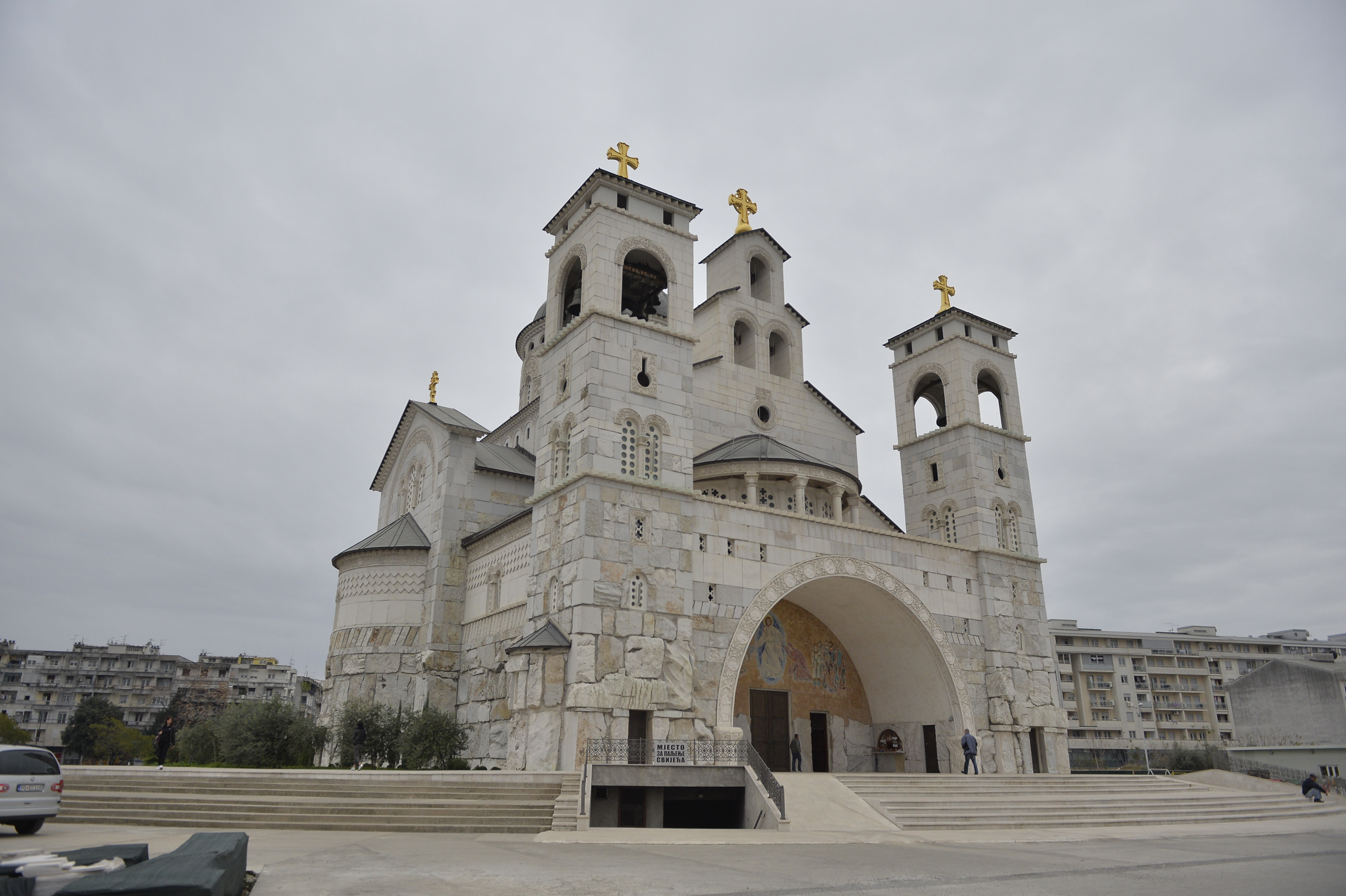 Doamna Dăncilă, aceasta este Podgorica! Tricolorii lui Cosmin Contra joacă diseară în Muntenegru, în capitala țării pe care premierul României a confundat-o cu Pristina, capitala Kosovo