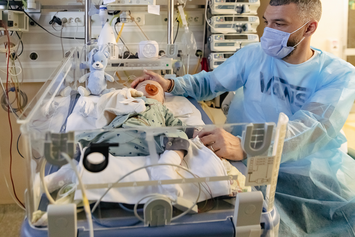 „Grijă pentru nou-născuți”, campanie umanitară a Fundației Ringier pentru achiziționarea unui sistem de livrare a oxidului nitric. „Medicii și Dumnezeu au făcut o minune pentru fiul meu!”