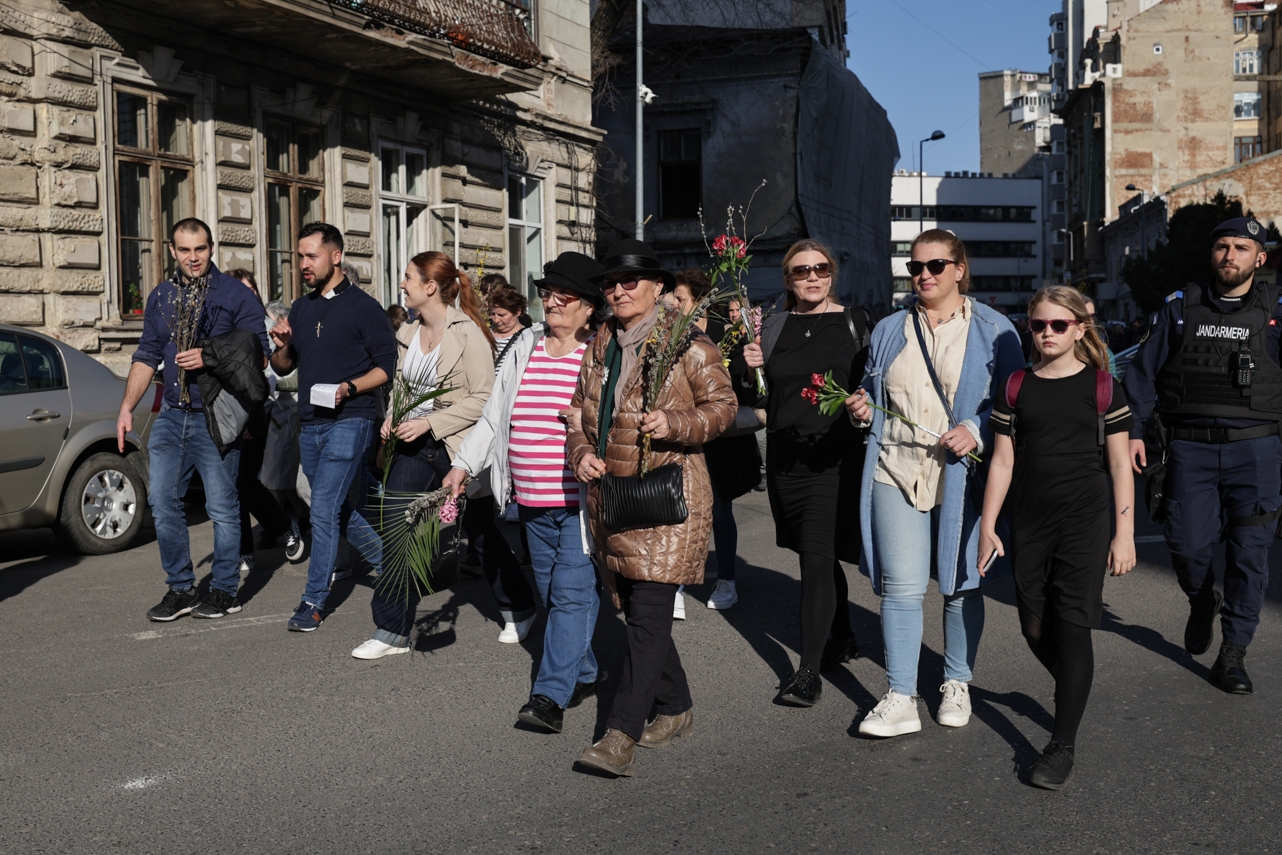 Catolicii au sărbătorit Floriile. Imagini de la procesiunea religioasă din București, care a dus la restricții în trafic