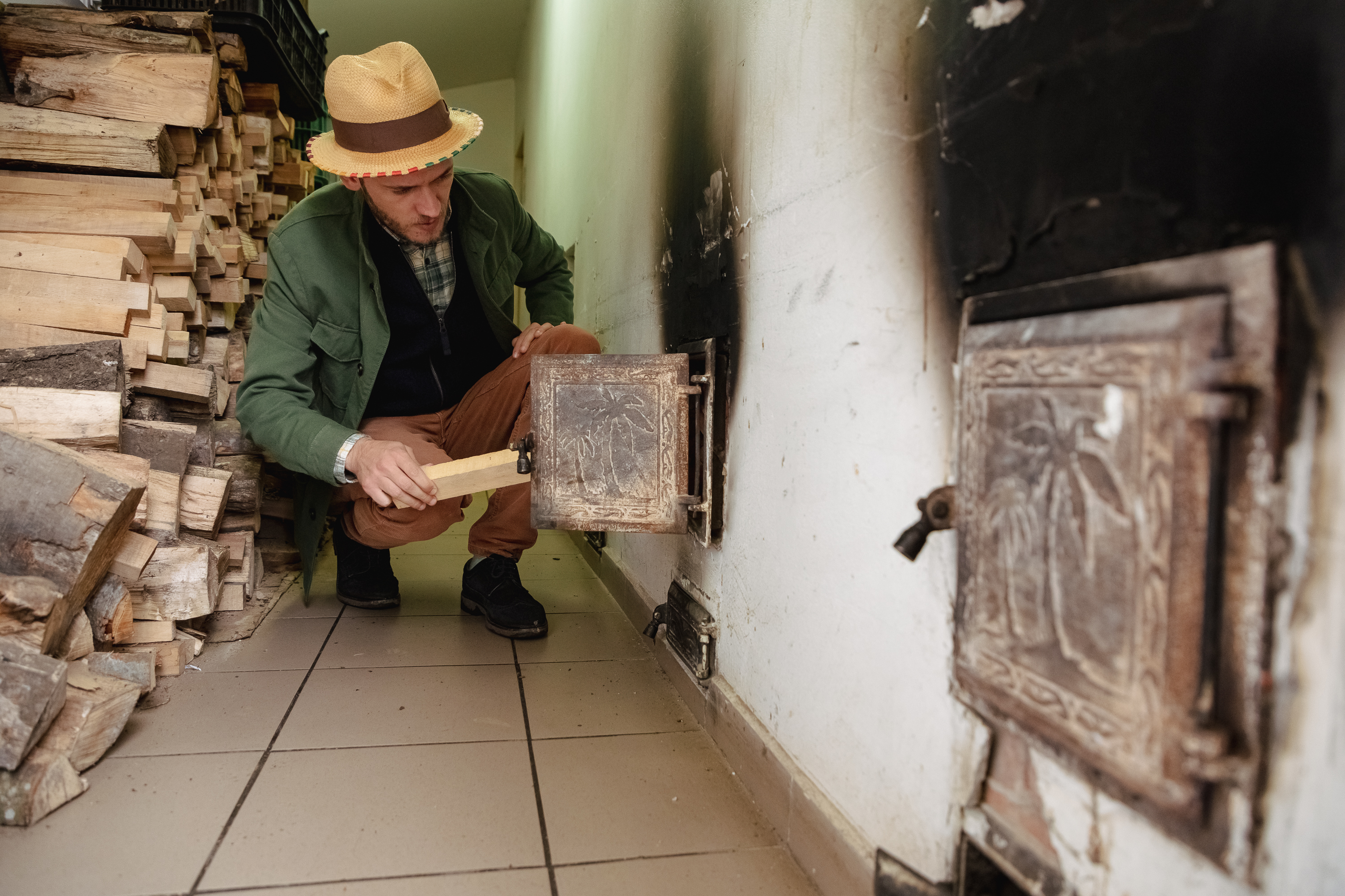 REPORTAJ. Într-un sat din Mureș, un tânăr fierbe de 11 ani dulcețuri și zacuscă la ceaun. Acum vrea să ridice o fabrică și să le arate localnicilor că și aici se poate: „Fiecare trebuie să-și găsească Idicelul lui!”