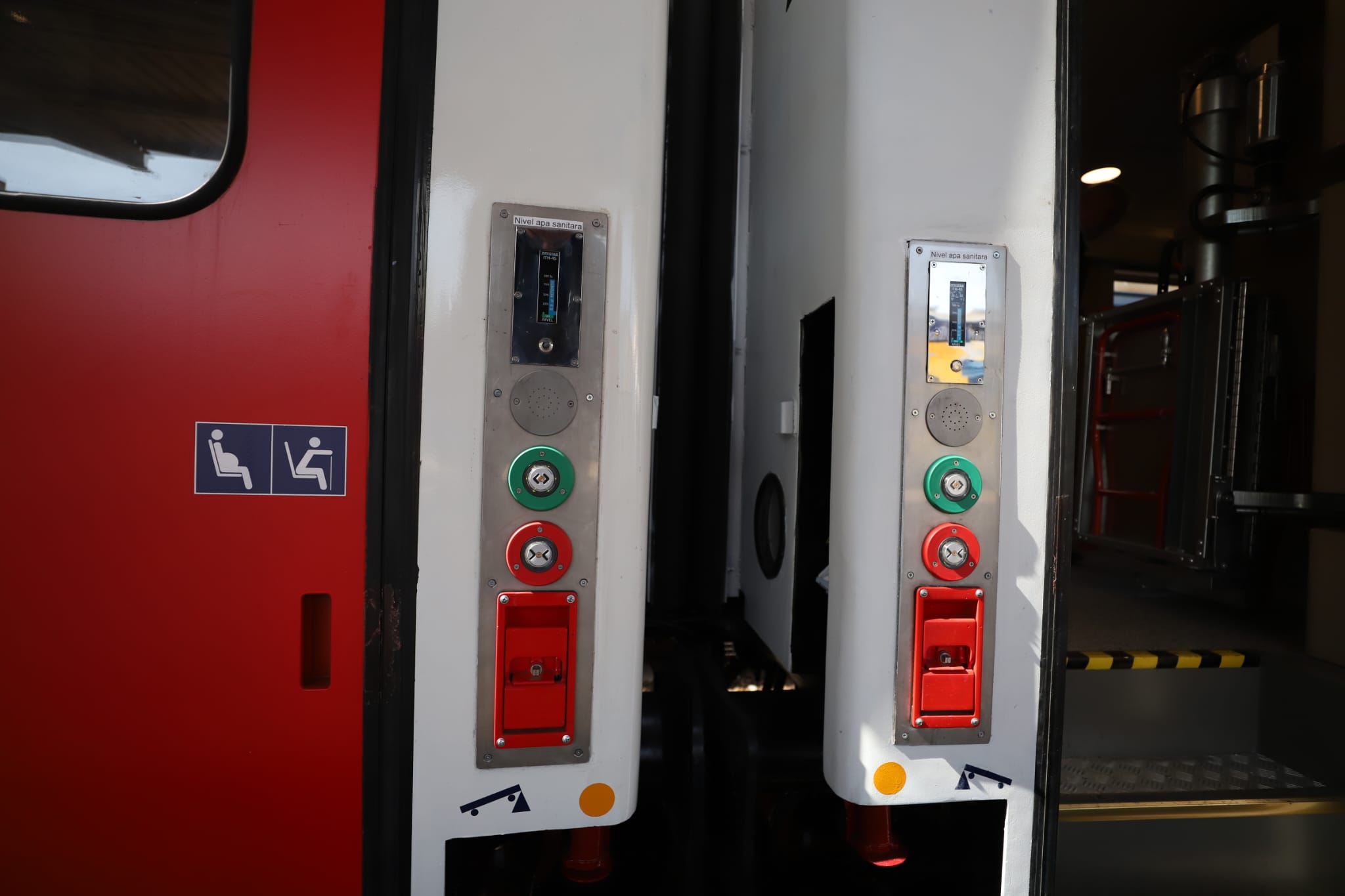 Viteză, confort și lift pentru persoane cu dizabilități. Primul tren modernizat complet circulă de astăzi pe ruta București-Constanța
