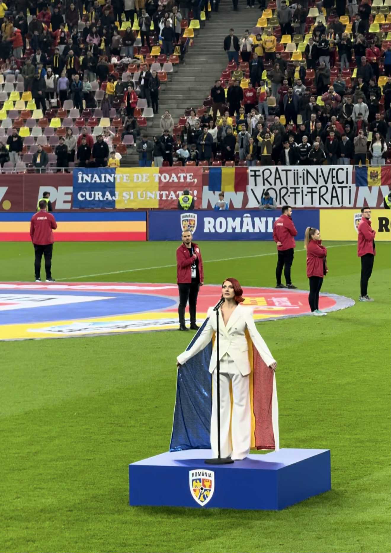 Cine i-a creat Lidiei Buble ținuta la meciul România - Moldova. A intonat imnul îmbrăcată într-o pelerină cu steagul țării