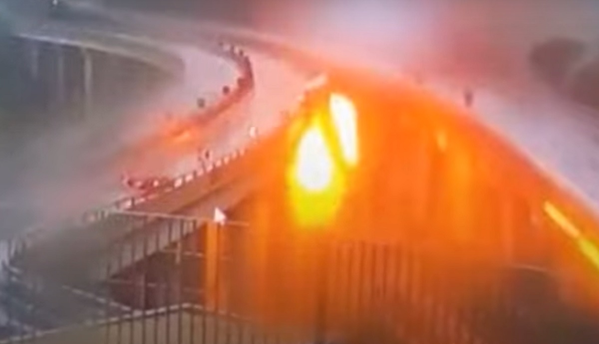Momentul în care un camion explodează, când cade de pe un viaduct, a fost filmat. Șoferul a murit, pe o autostradă din Italia