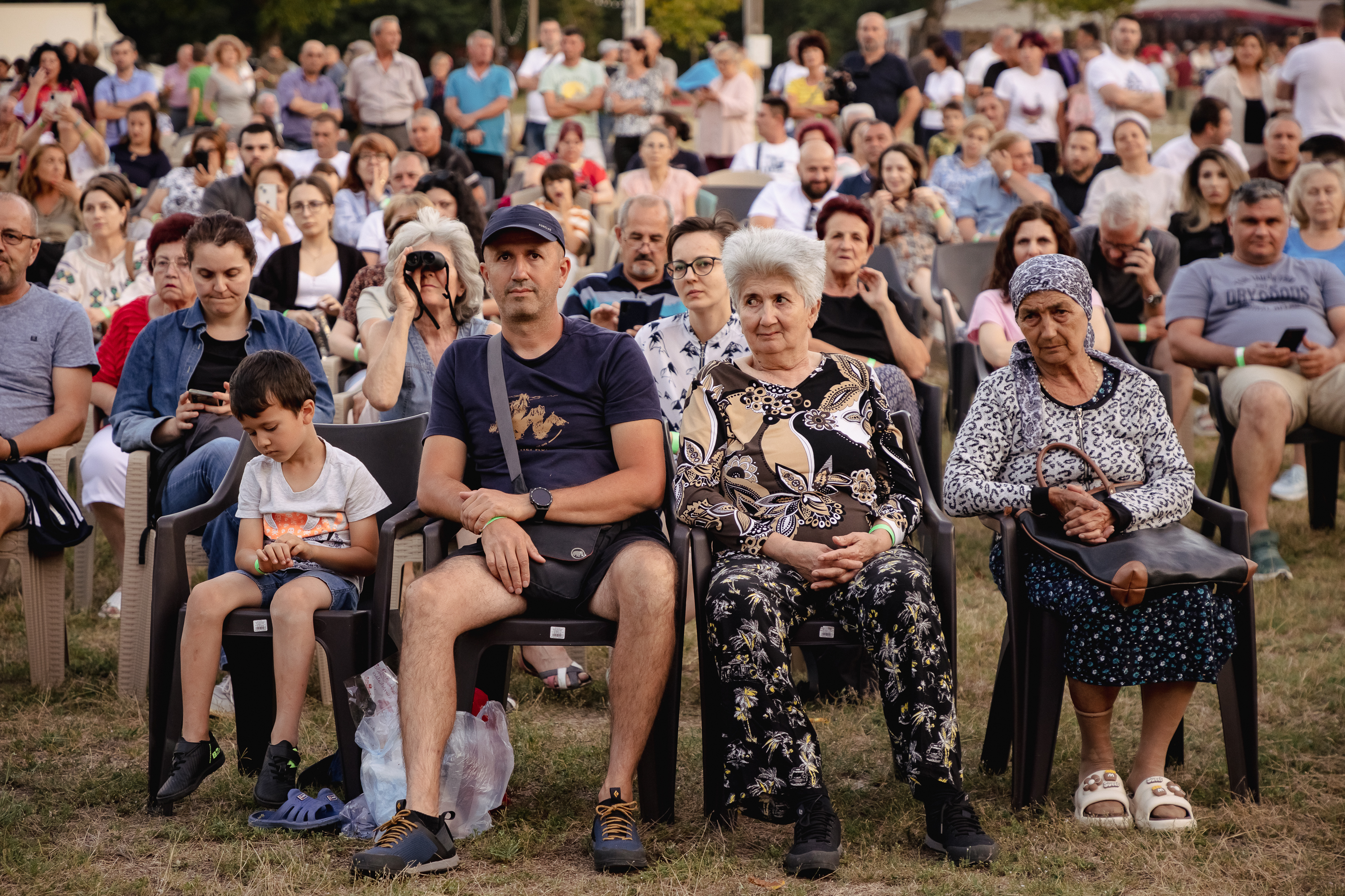 REPORTAJ Actorul Cuzin Toma a venit cu Taraful Caliu să aducă Film în Sat, la Peștișani, Gorj: „Să știe oamenii care m-au văzut crescând că joc și roluri serioase!”