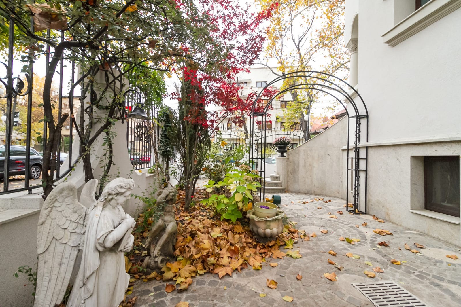 FOTO/ Cum arată vila dintr-o zonă de lux a Capitalei scoasă la vânzare cu aproape 2 milioane de euro