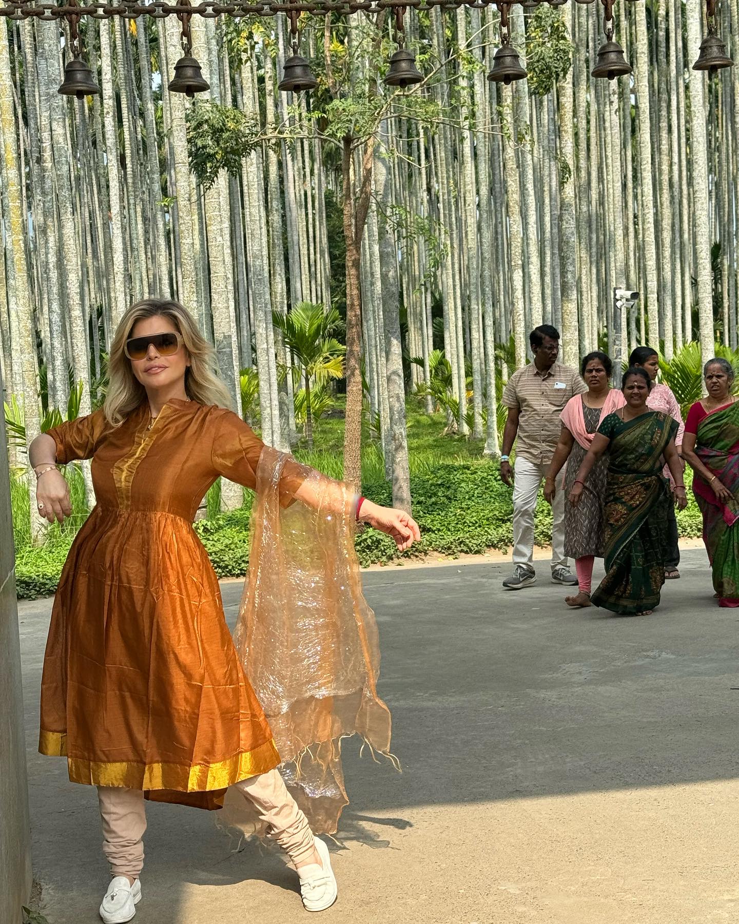 Loredana Groza și Iulia Vântur s-au întâlnit în India. Cum au reacționat fanii când le-au văzut: „De la atâtea operații e și greu să fiți diferențiate”